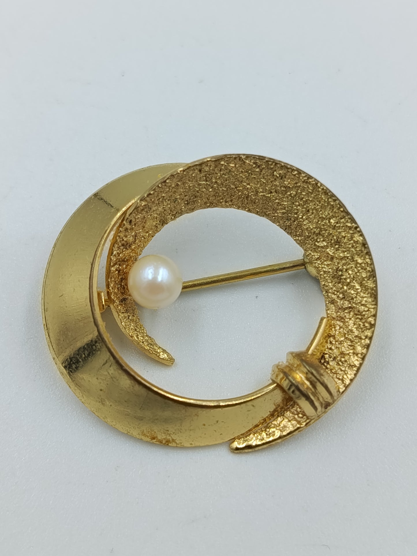 Elegante runde Brosche mit Perle