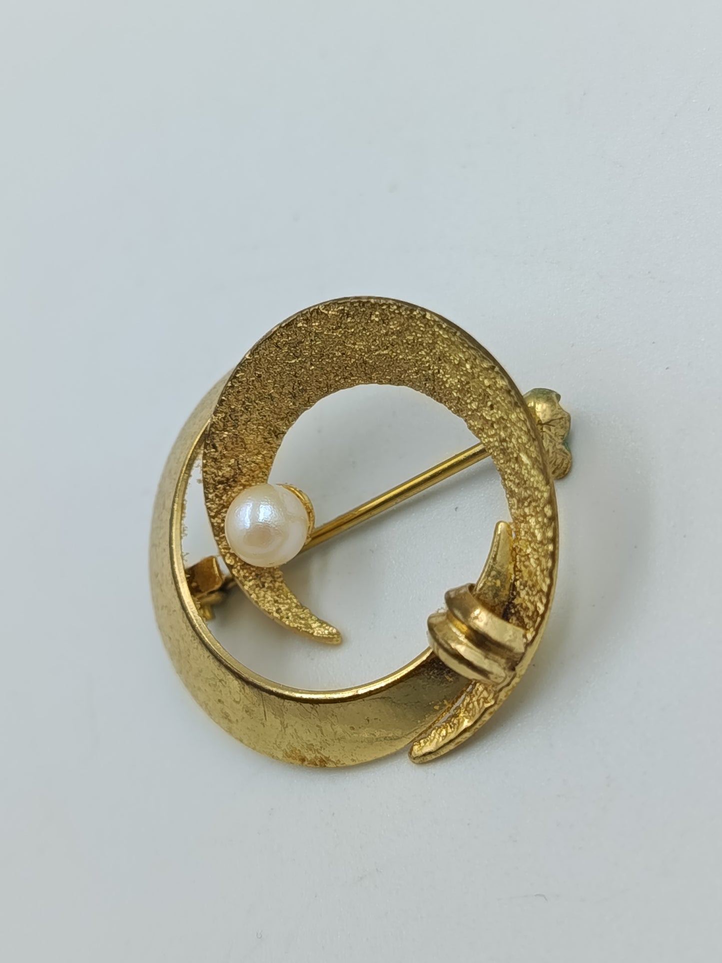 Elegante runde Brosche mit Perle