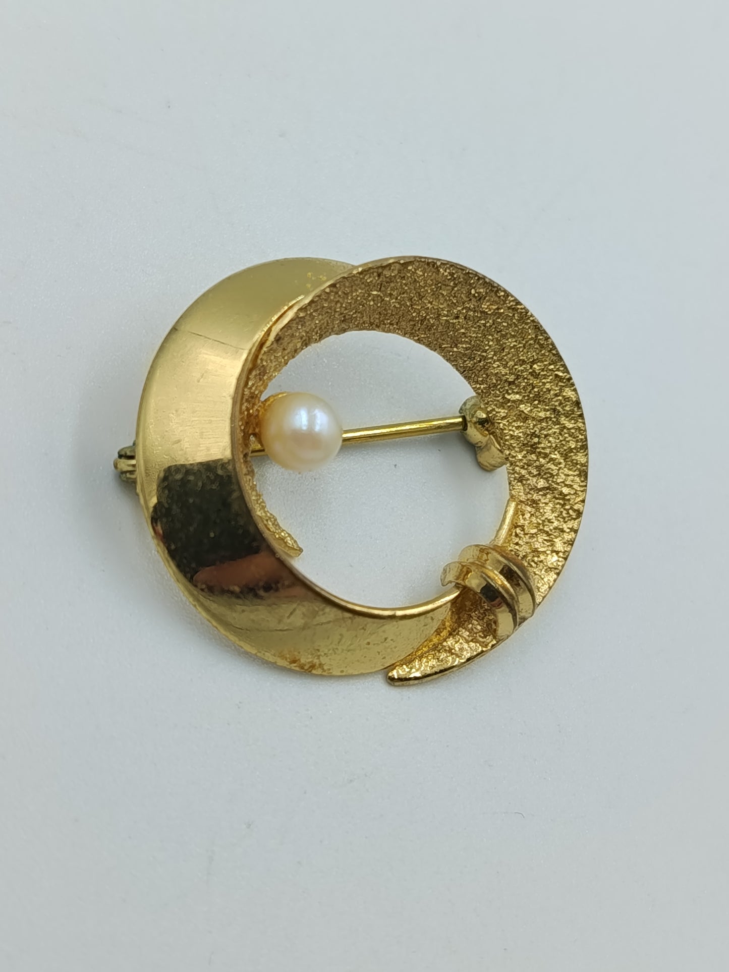 Elegante runde Brosche mit Perle