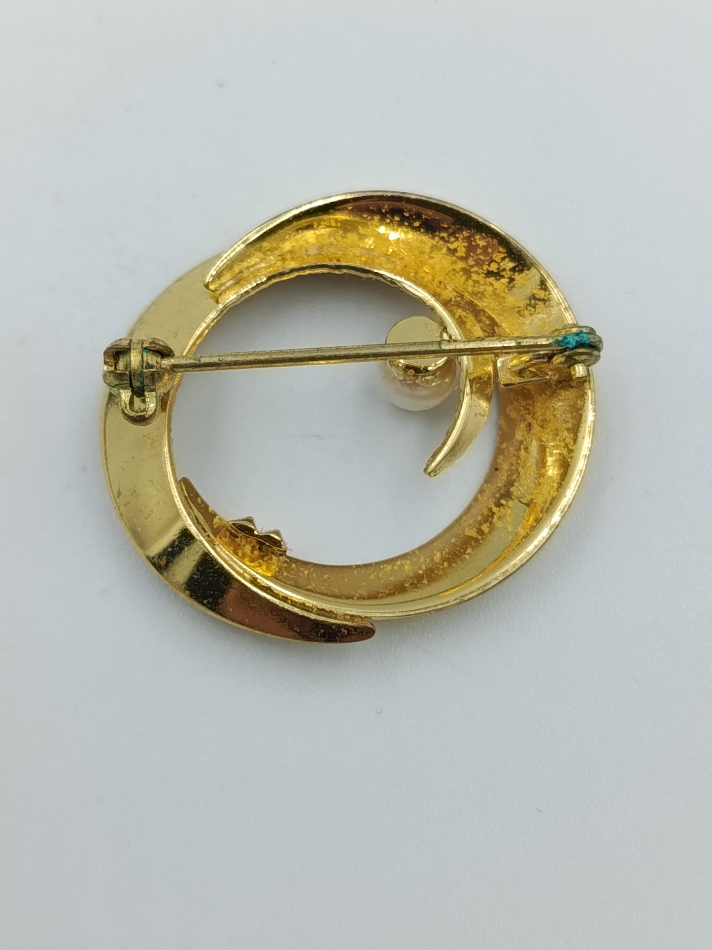 Elegante runde Brosche mit Perle