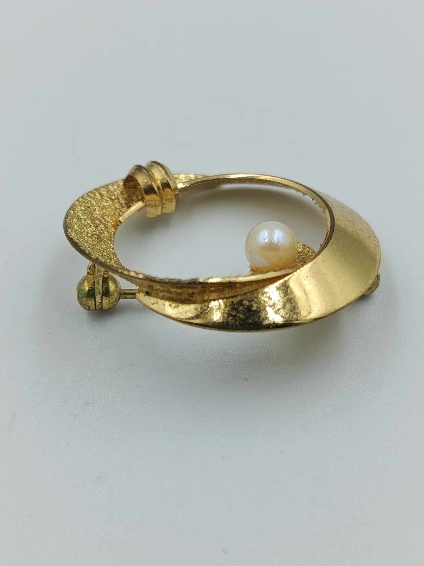 Elegante runde Brosche mit Perle