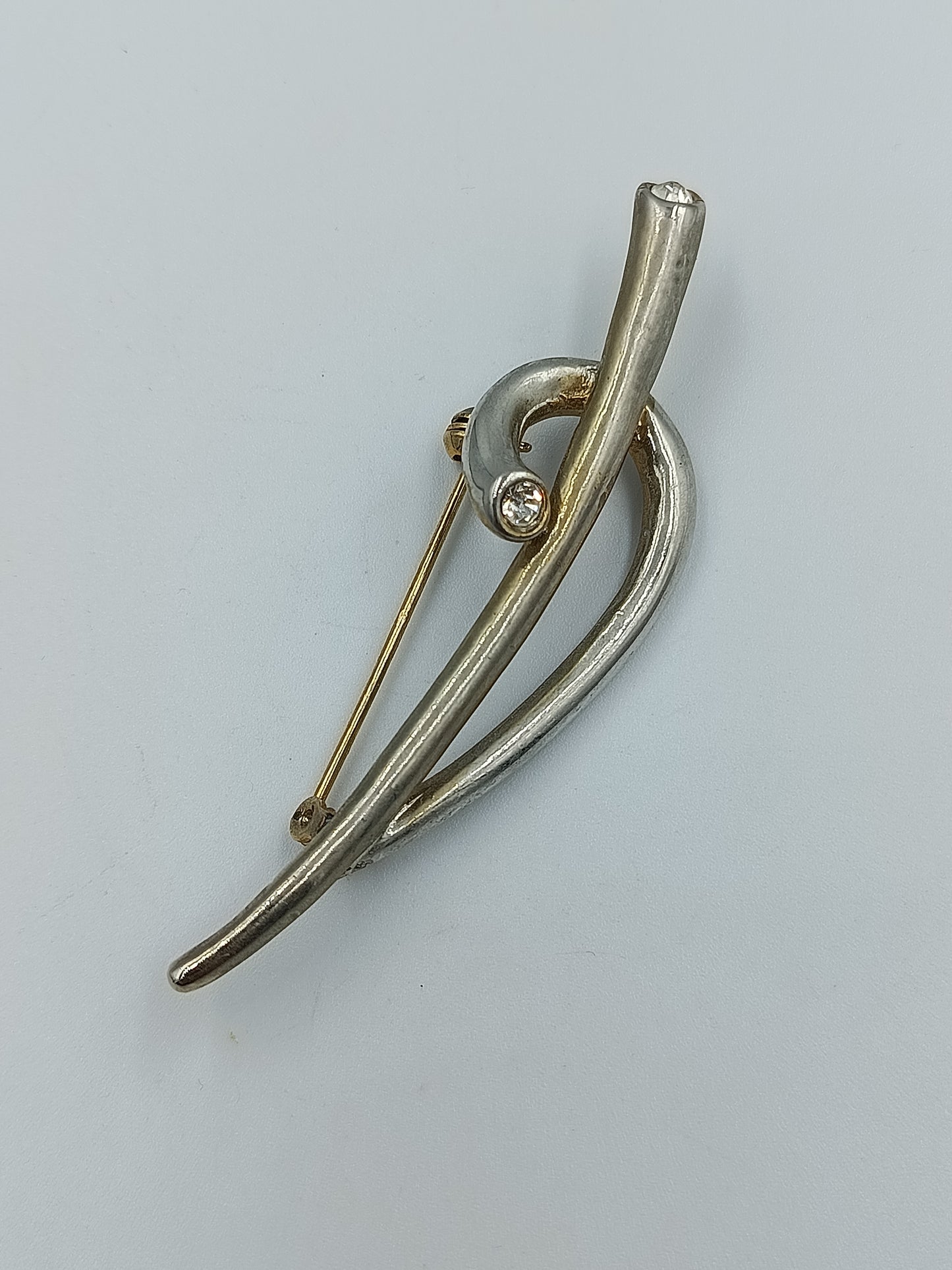 Moderne geschwungene Brosche mit Strass