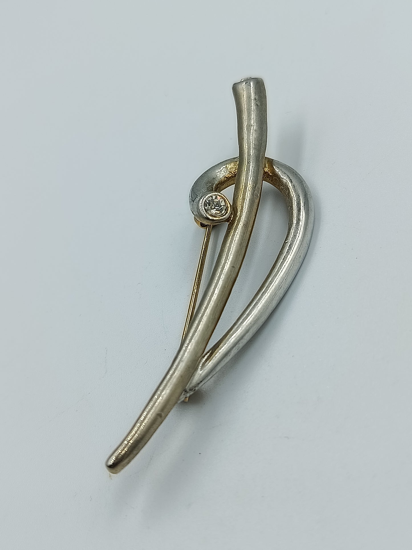 Moderne geschwungene Brosche mit Strass