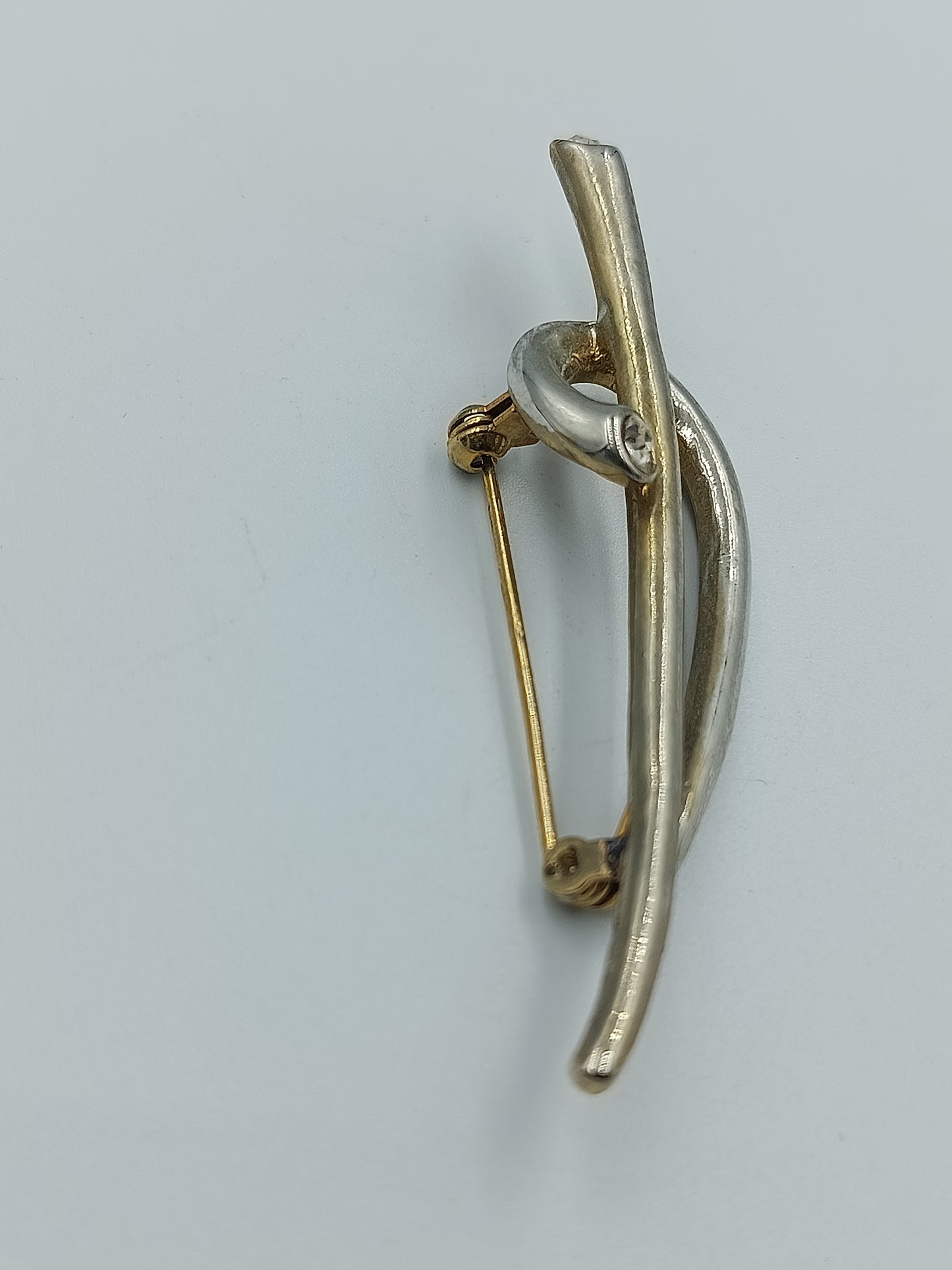 Moderne geschwungene Brosche mit Strass