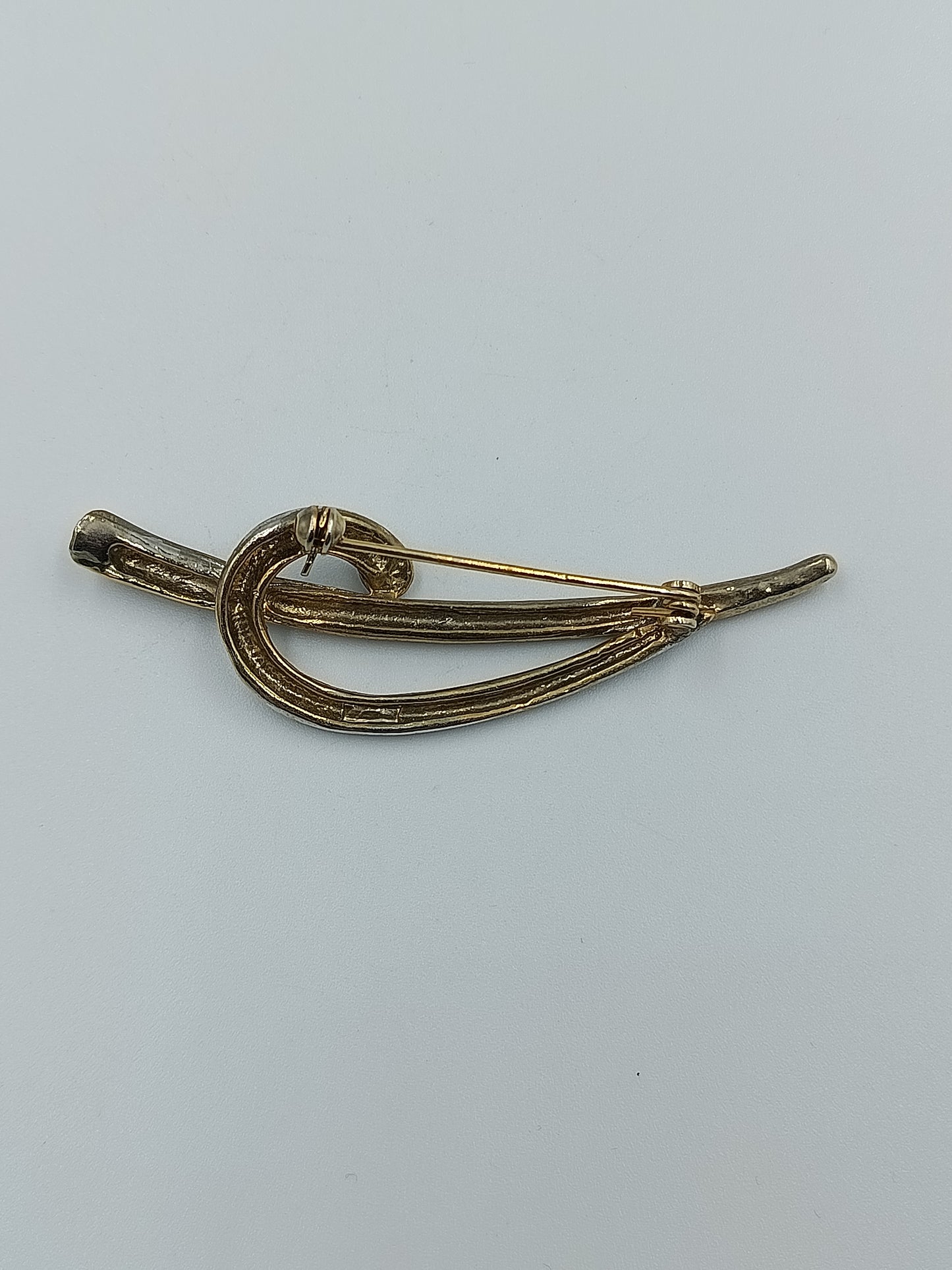 Moderne geschwungene Brosche mit Strass