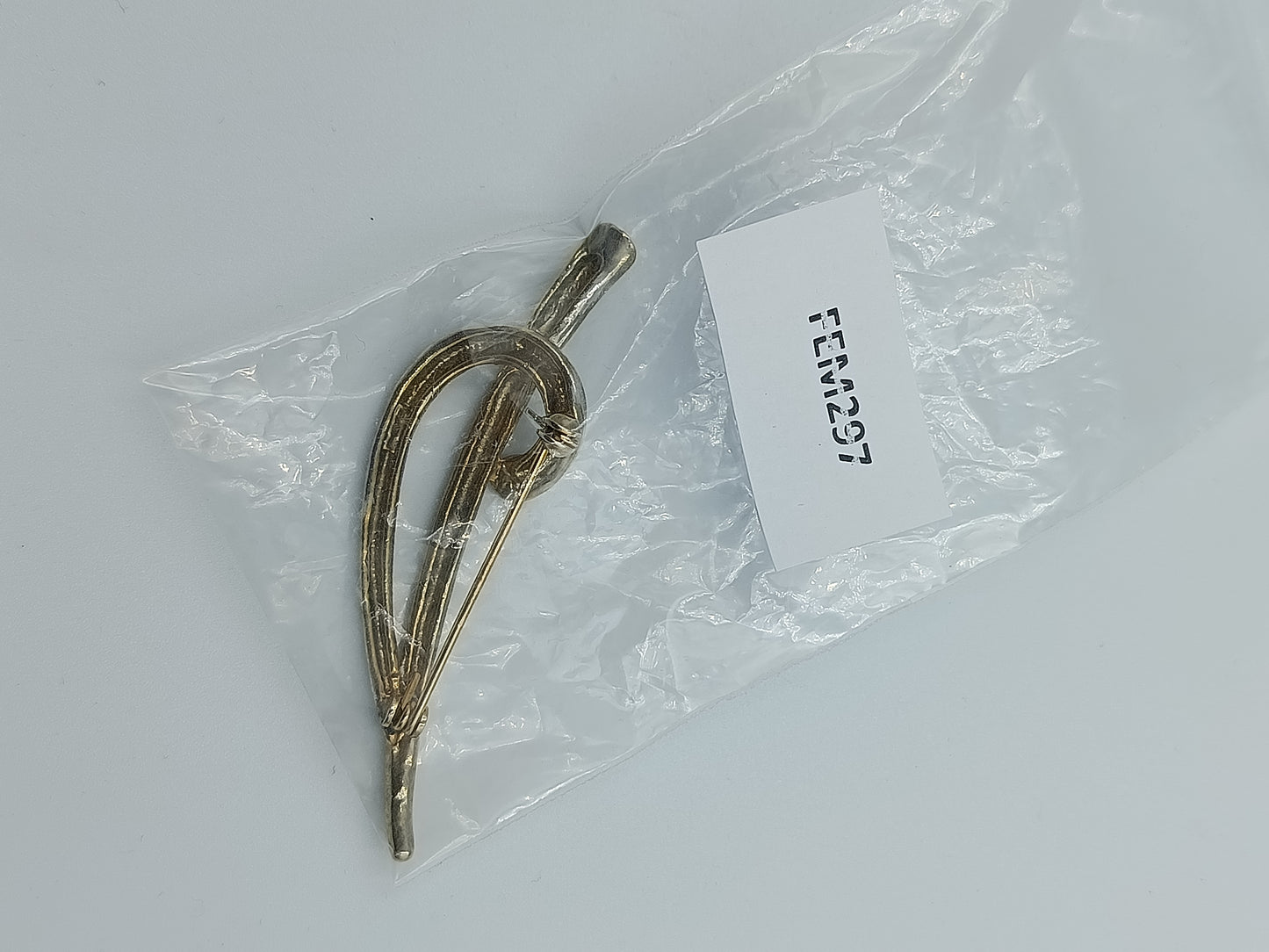 Moderne geschwungene Brosche mit Strass