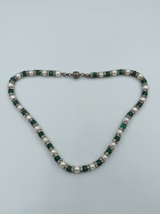 Perlenkette mit Malachit-Optik & Strass, magnetischer Verschluss