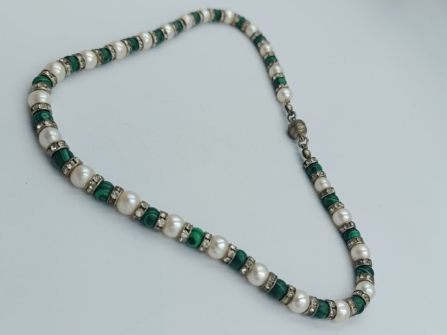 Perlenkette mit Malachit-Optik & Strass, magnetischer Verschluss