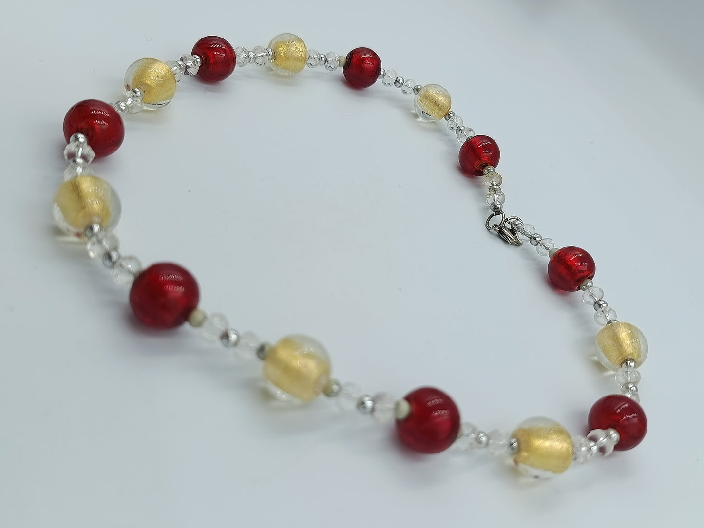 Glasperlenkette in Rot & Gold mit Silberdetails