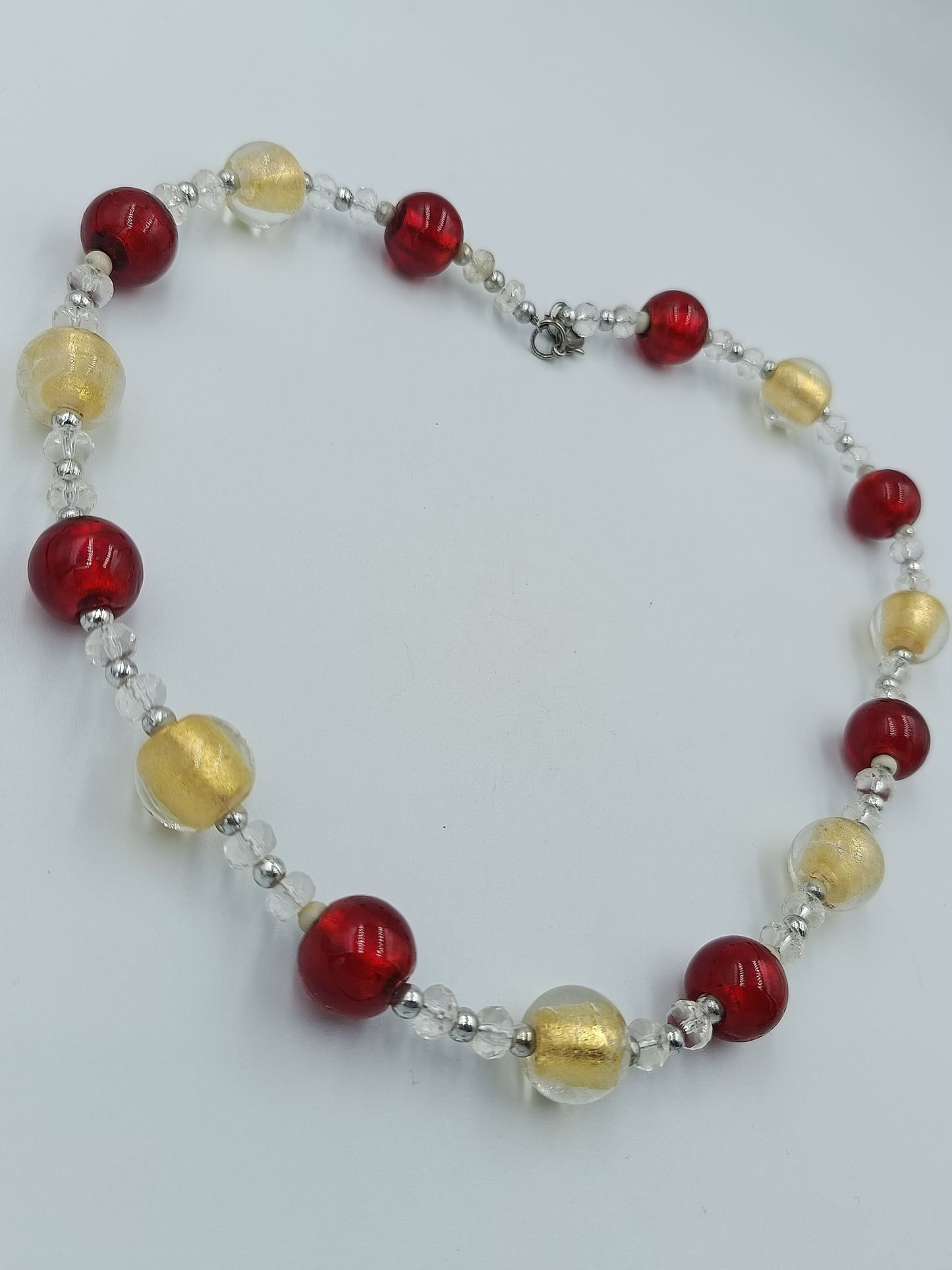 Glasperlenkette in Rot & Gold mit Silberdetails