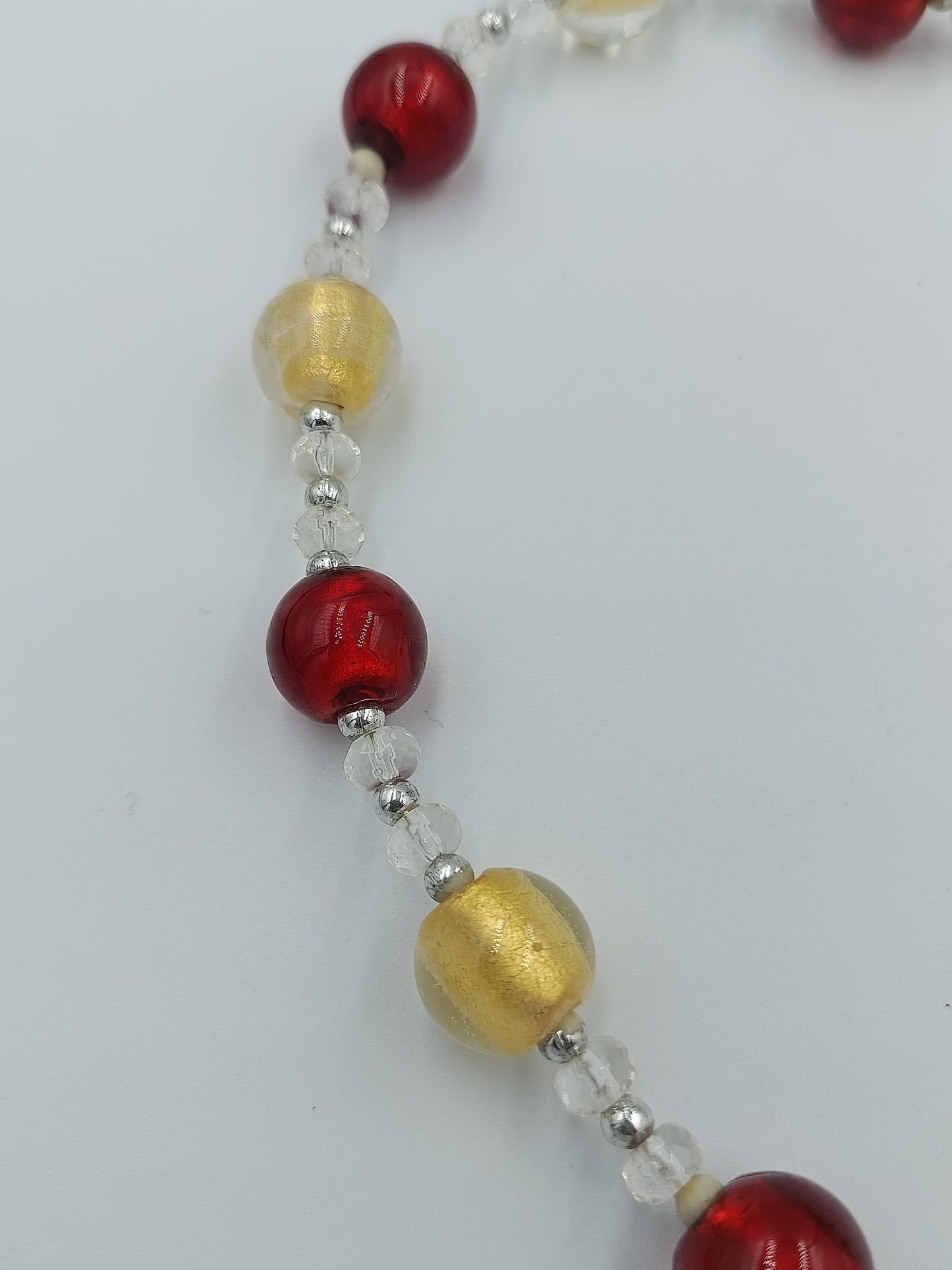 Glasperlenkette in Rot & Gold mit Silberdetails