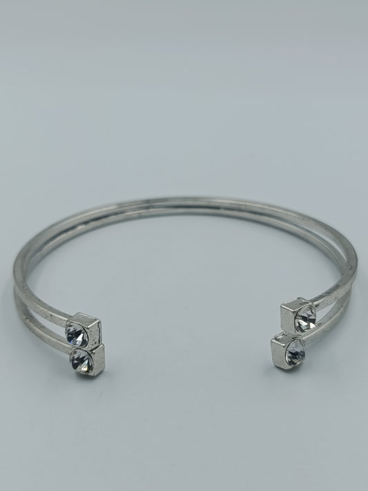 Moderner Armreif in Silberoptik mit Strasssteinen