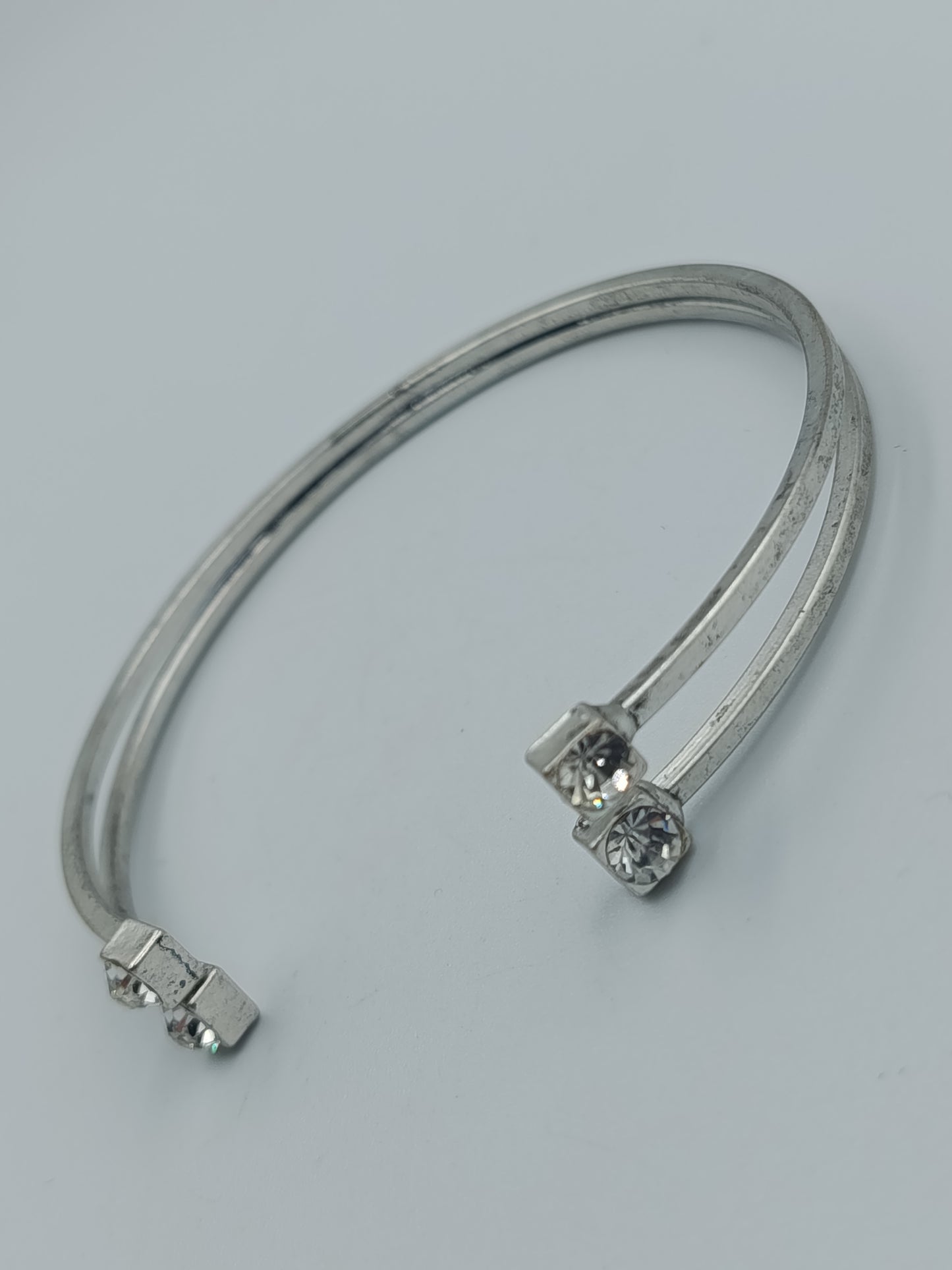 Moderner Armreif in Silberoptik mit Strasssteinen