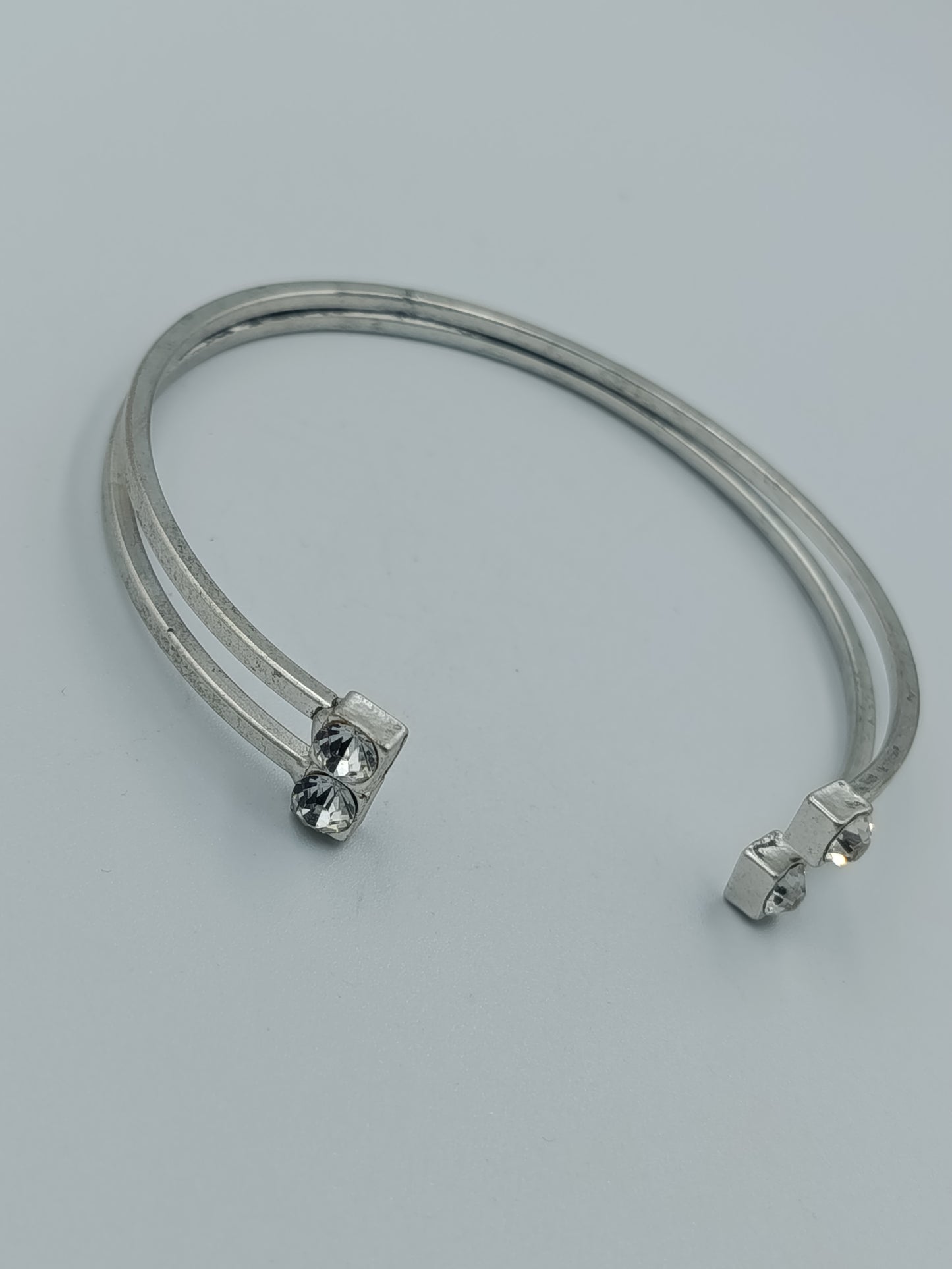 Moderner Armreif in Silberoptik mit Strasssteinen