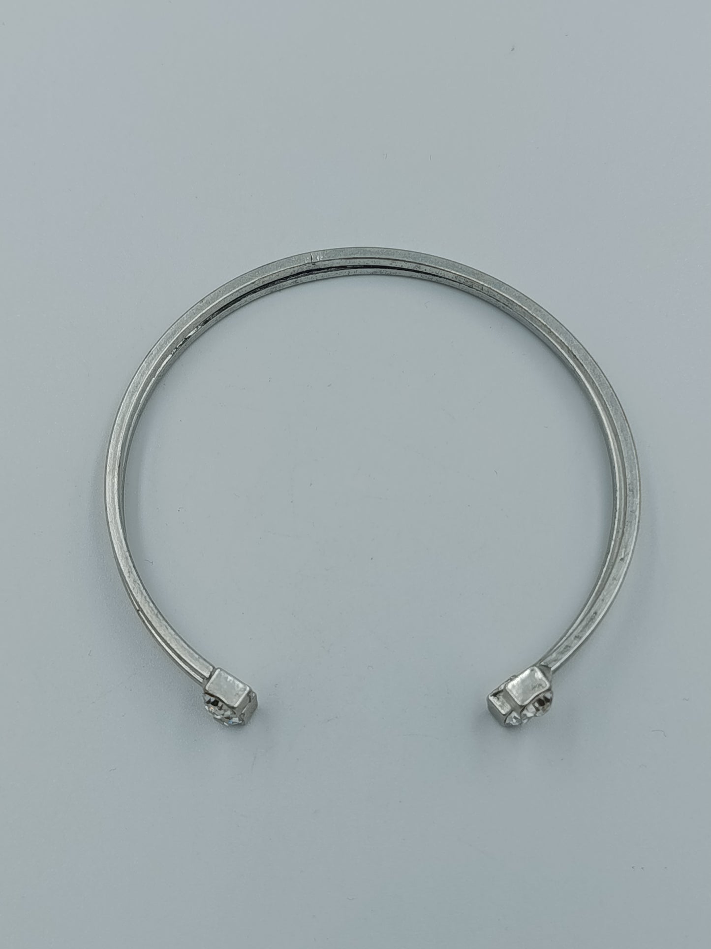 Moderner Armreif in Silberoptik mit Strasssteinen