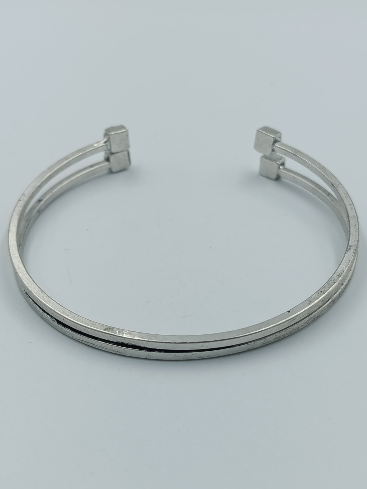 Moderner Armreif in Silberoptik mit Strasssteinen