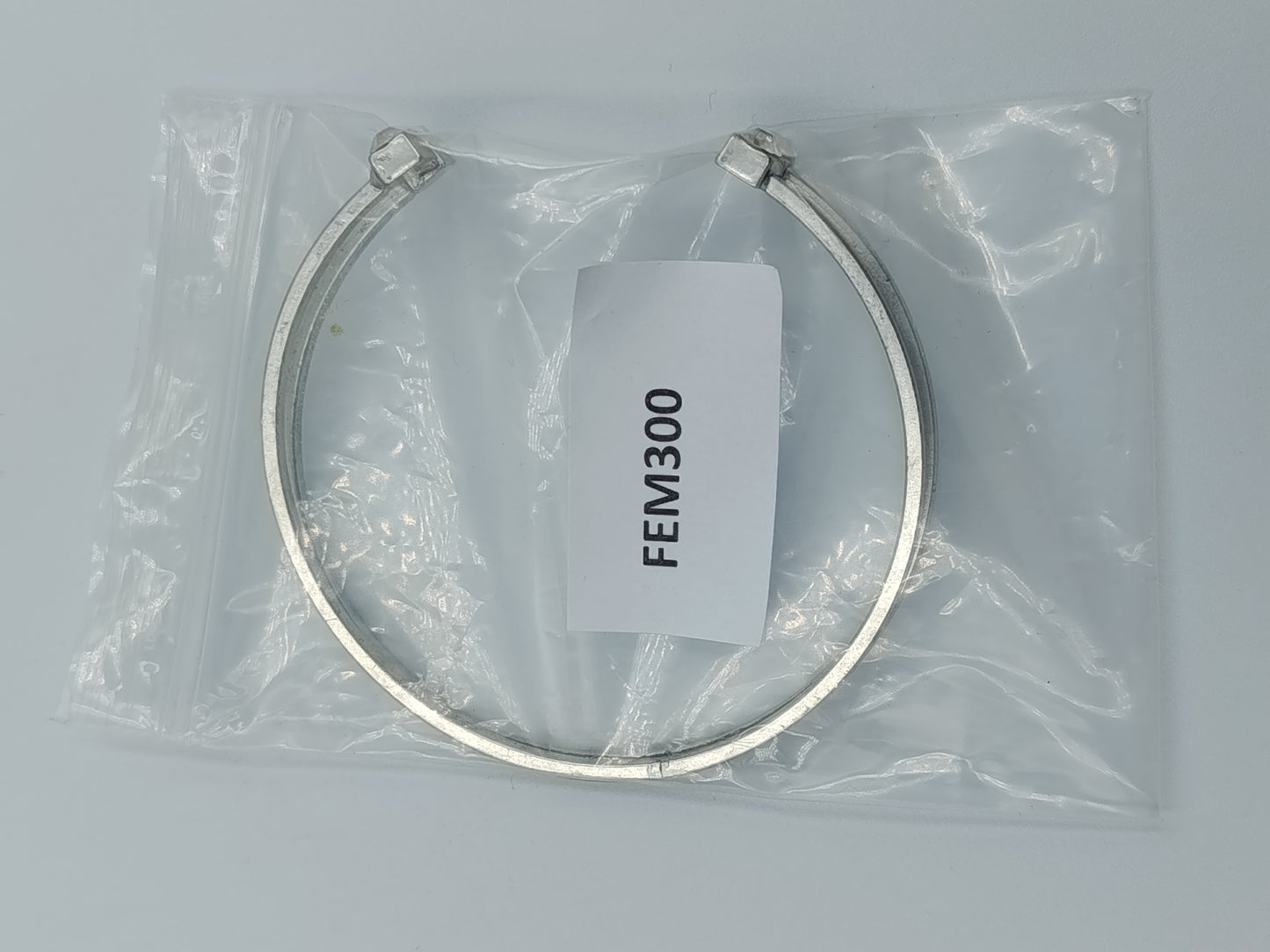 Moderner Armreif in Silberoptik mit Strasssteinen