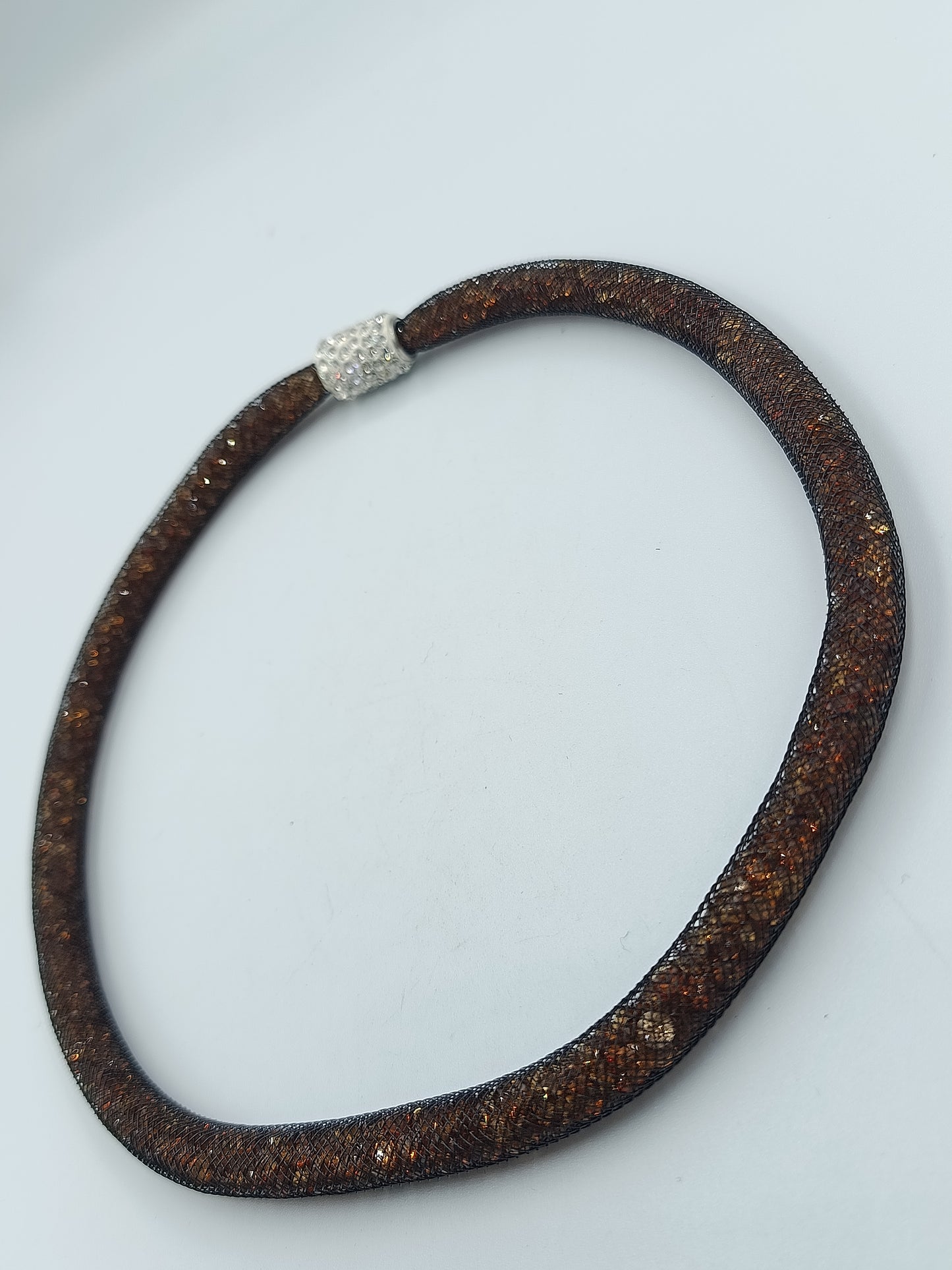 Funkelnde Mesh-Kette in Braun mit Strass-Magnetverschluss