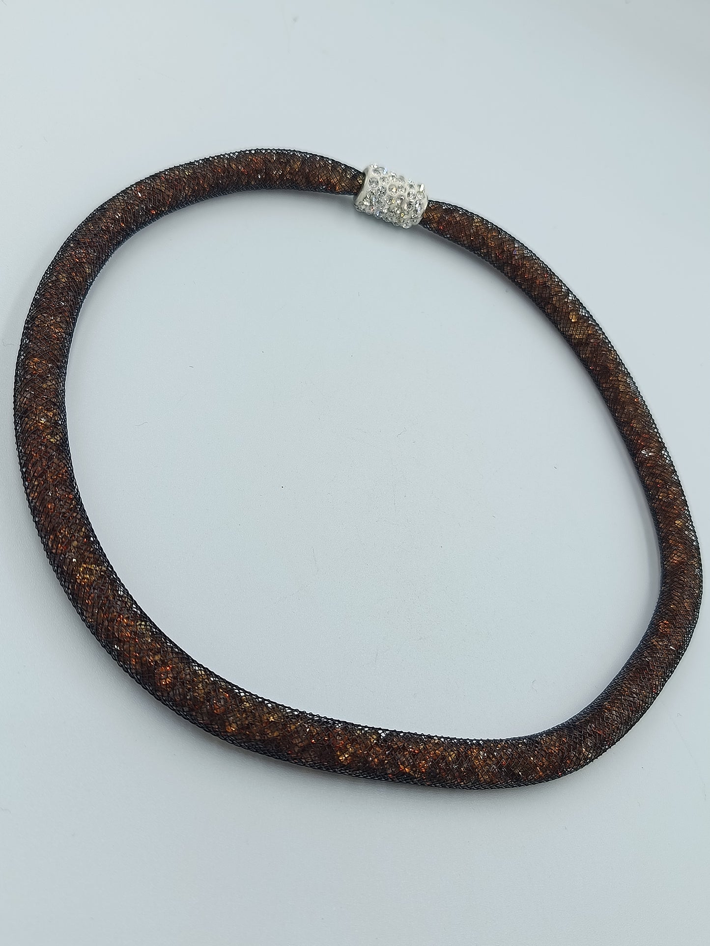 Funkelnde Mesh-Kette in Braun mit Strass-Magnetverschluss