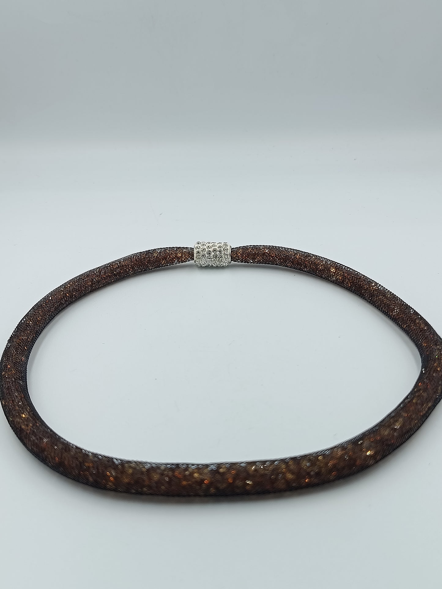 Funkelnde Mesh-Kette in Braun mit Strass-Magnetverschluss