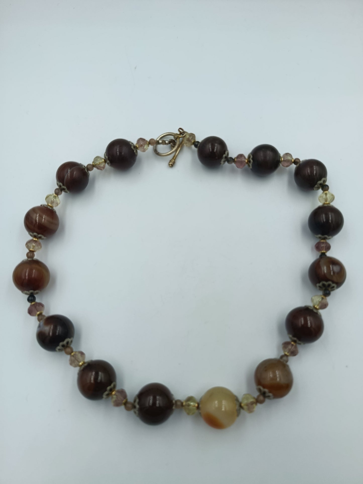 Elegante Halskette mit braunen Naturstein-Perlen