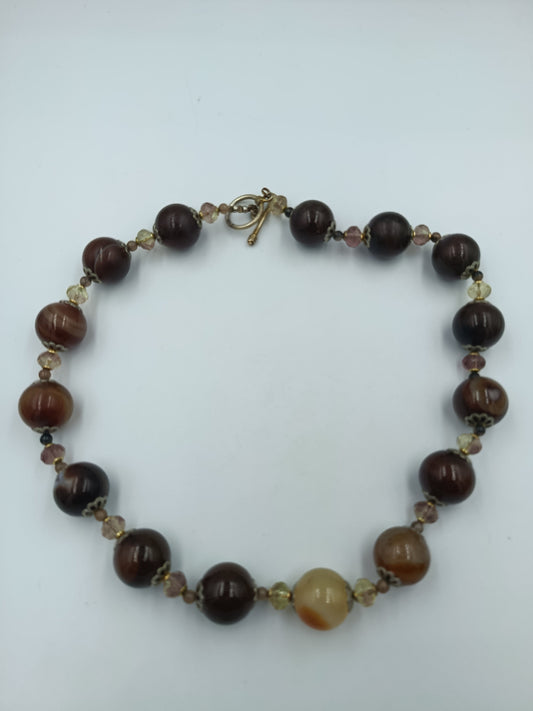 Elegante Halskette mit braunen Naturstein-Perlen
