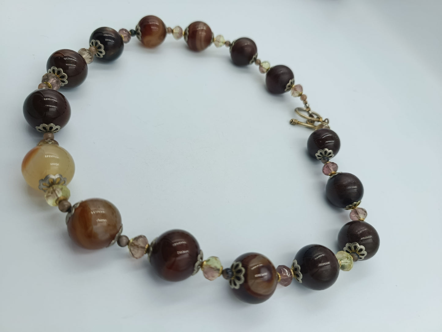 Elegante Halskette mit braunen Naturstein-Perlen