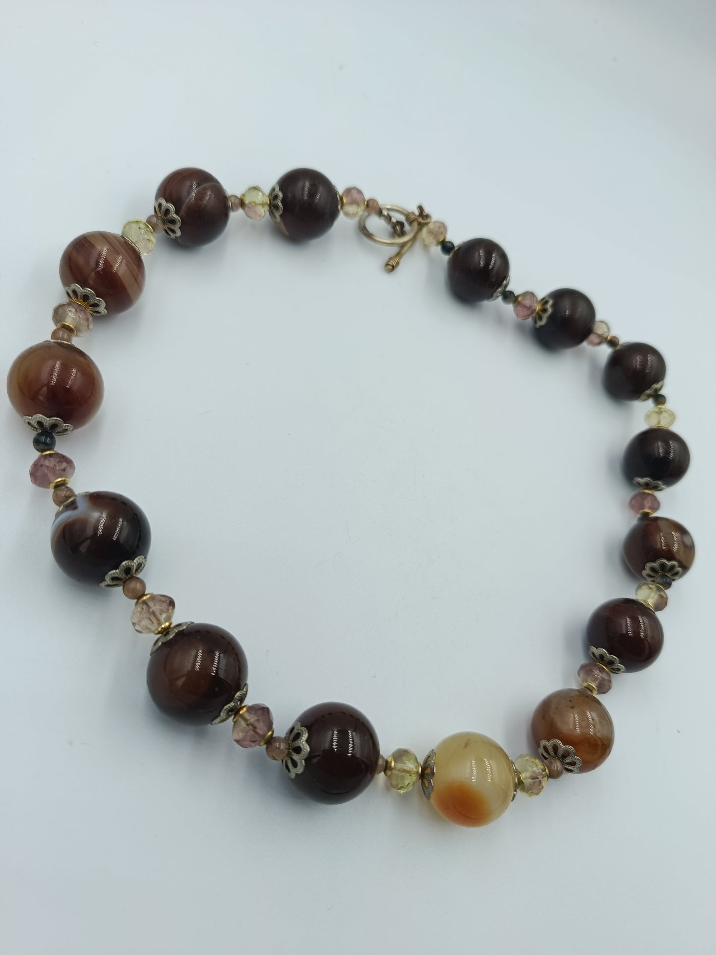 Elegante Halskette mit braunen Naturstein-Perlen