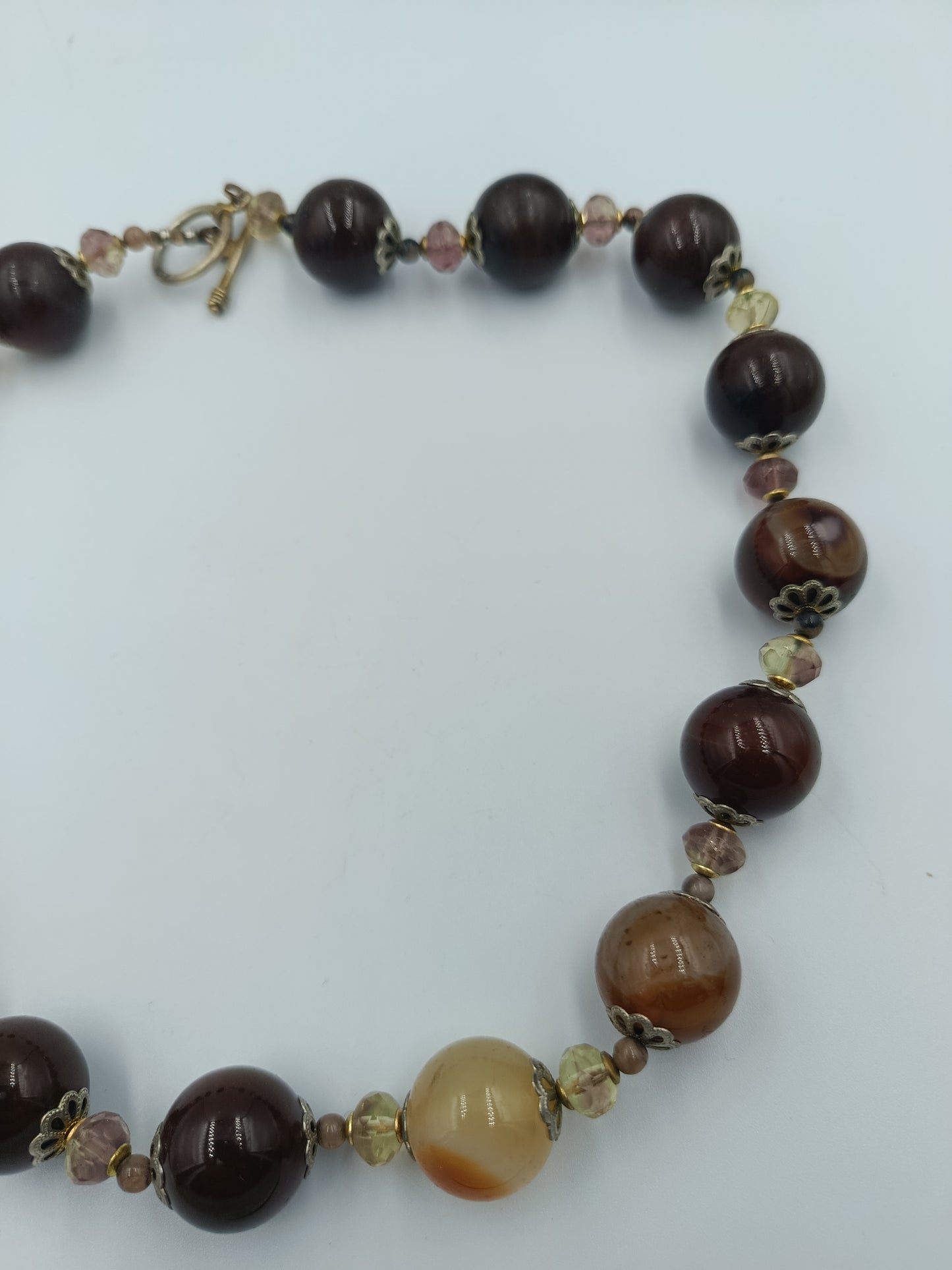 Elegante Halskette mit braunen Naturstein-Perlen