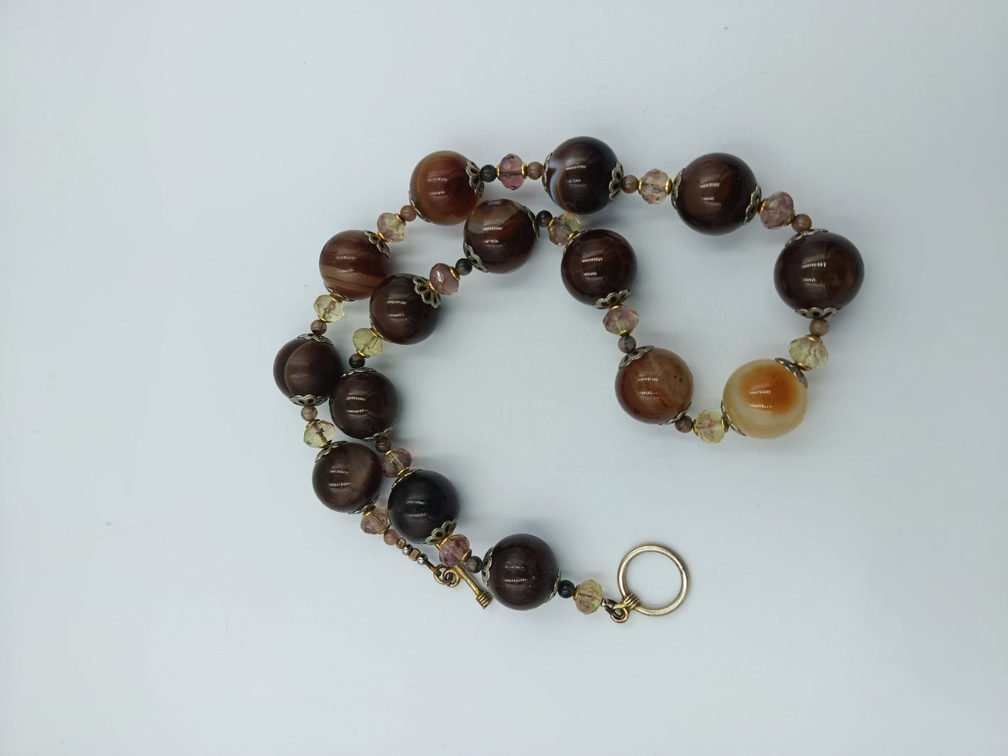 Elegante Halskette mit braunen Naturstein-Perlen