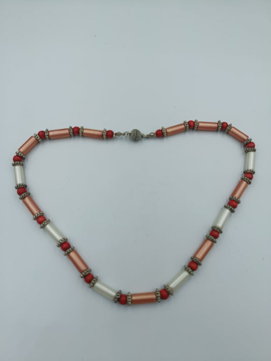 Bunte Halskette mit Perlen und Metall-Zwischenstücken