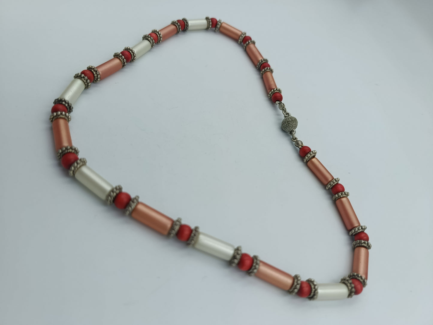 Bunte Halskette mit Perlen und Metall-Zwischenstücken