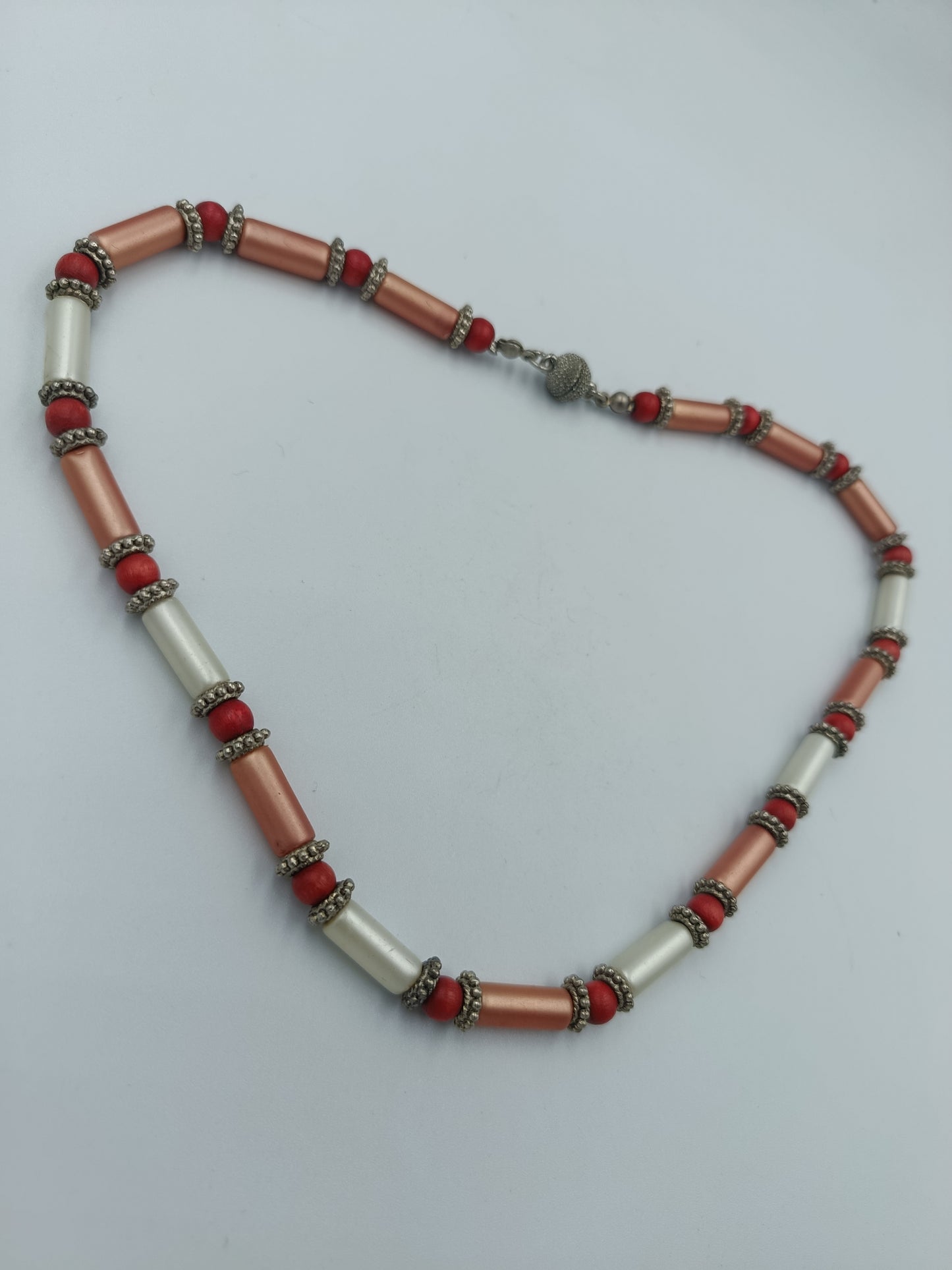 Bunte Halskette mit Perlen und Metall-Zwischenstücken