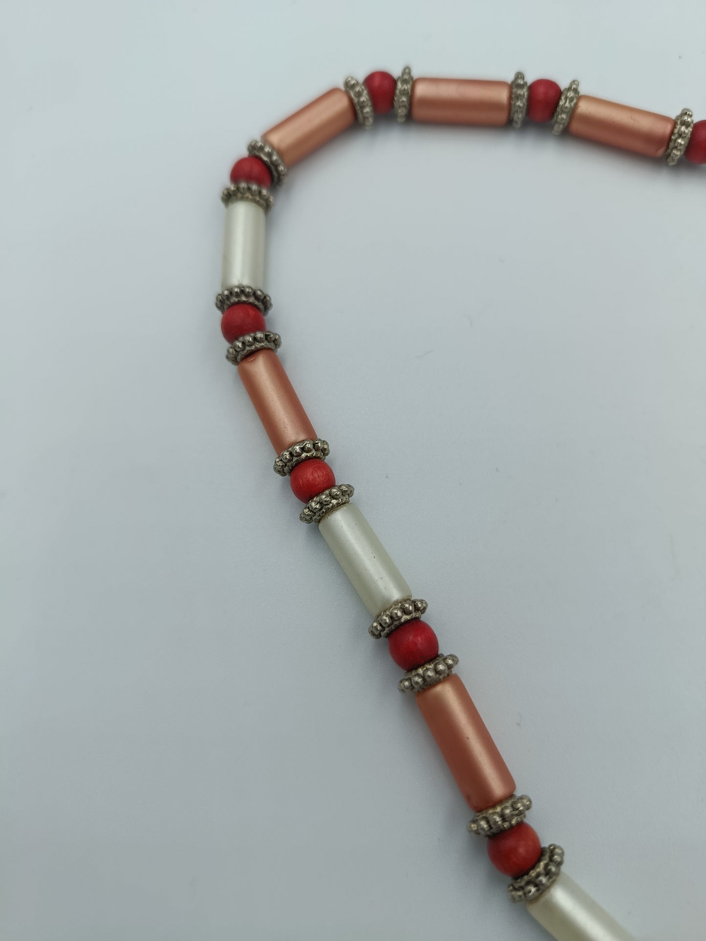 Bunte Halskette mit Perlen und Metall-Zwischenstücken