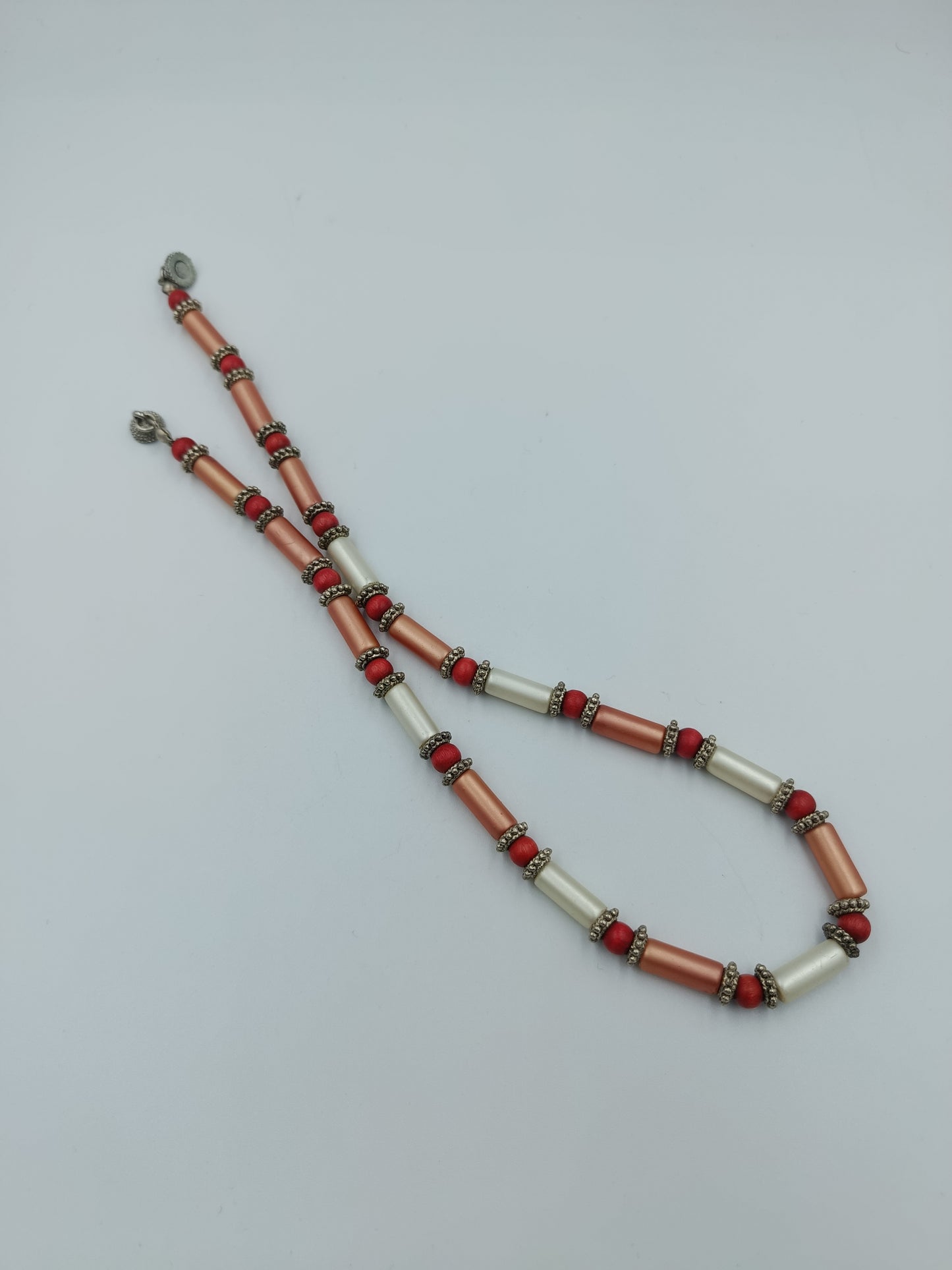 Bunte Halskette mit Perlen und Metall-Zwischenstücken