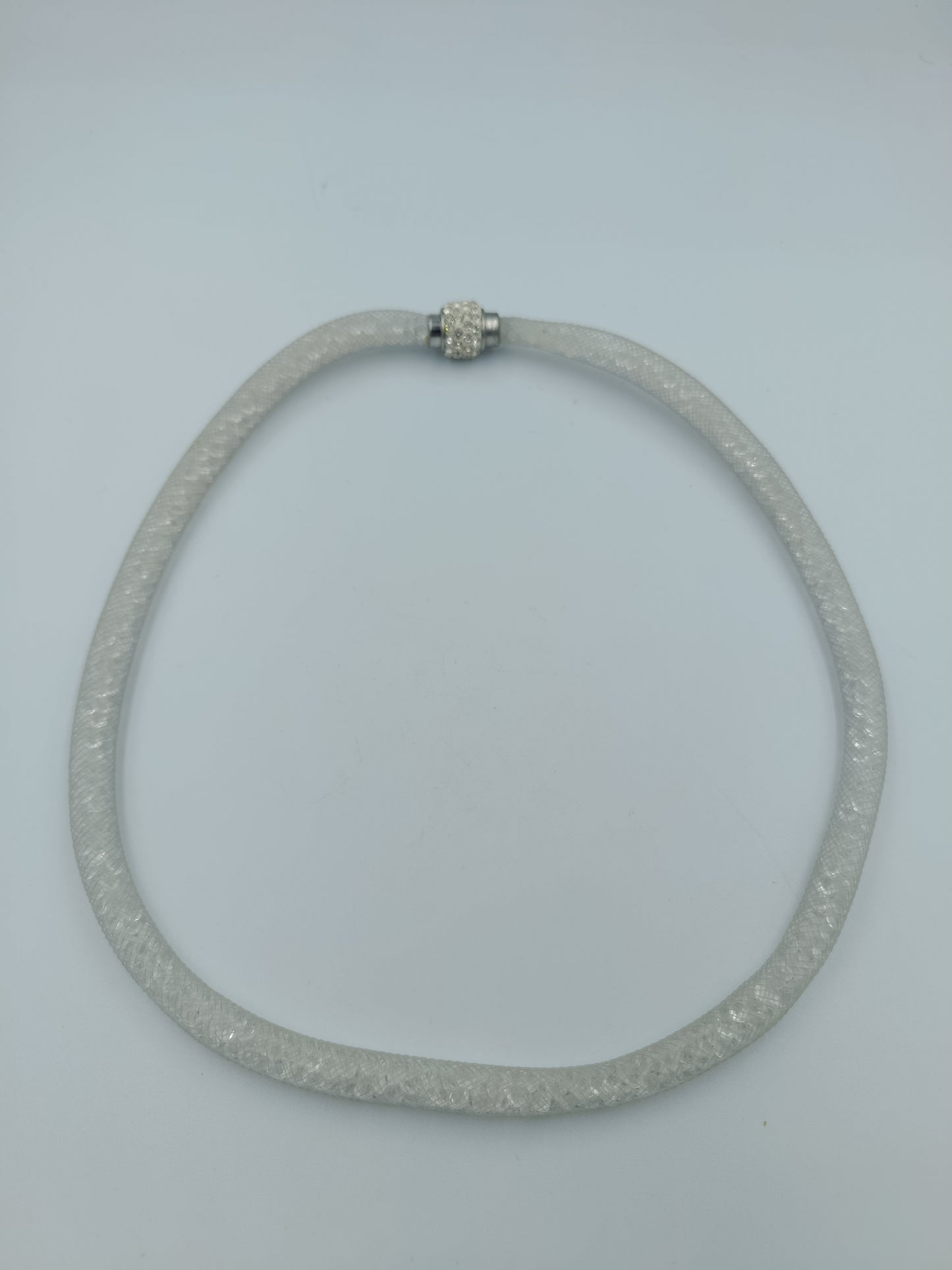 Glitzernde Mesh-Halskette in Weiß mit Strass-Magnetverschluss