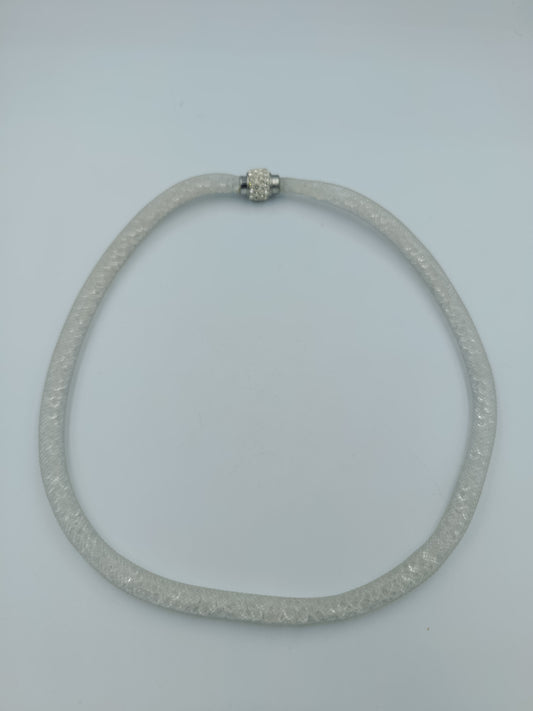 Glitzernde Mesh-Halskette in Weiß mit Strass-Magnetverschluss