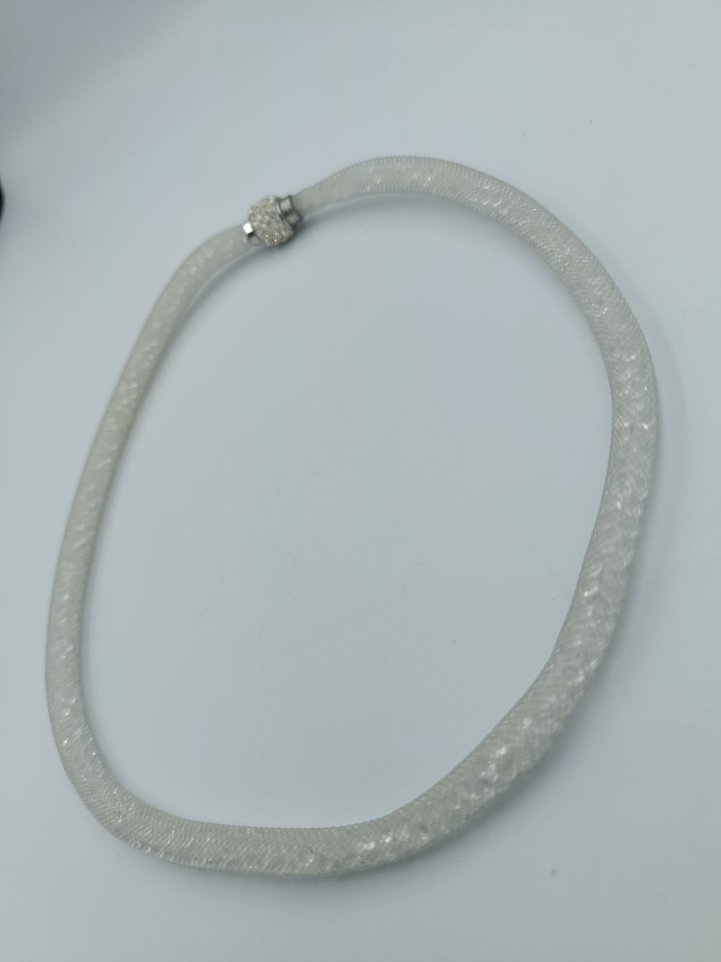 Glitzernde Mesh-Halskette in Weiß mit Strass-Magnetverschluss