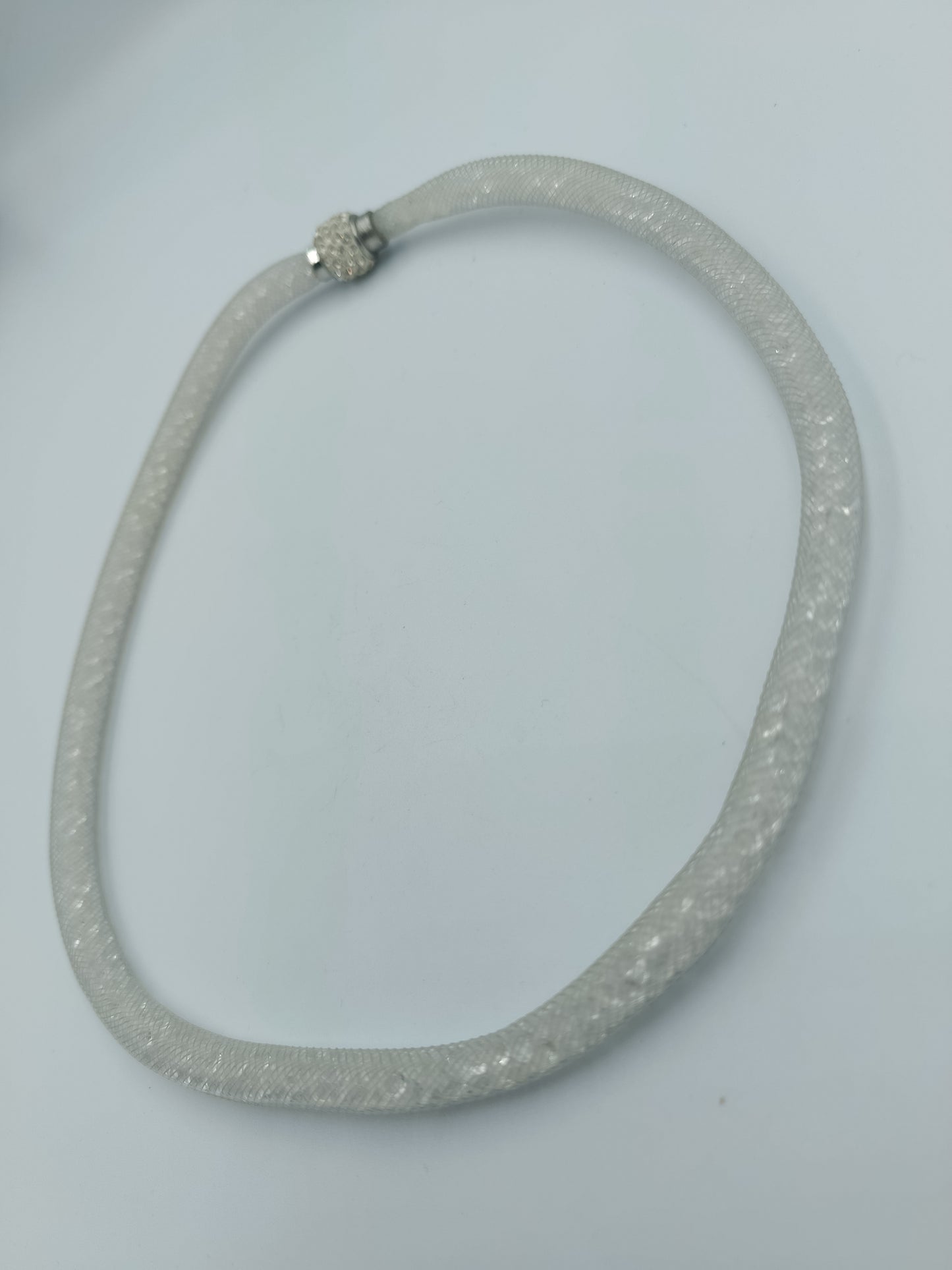 Glitzernde Mesh-Halskette in Weiß mit Strass-Magnetverschluss