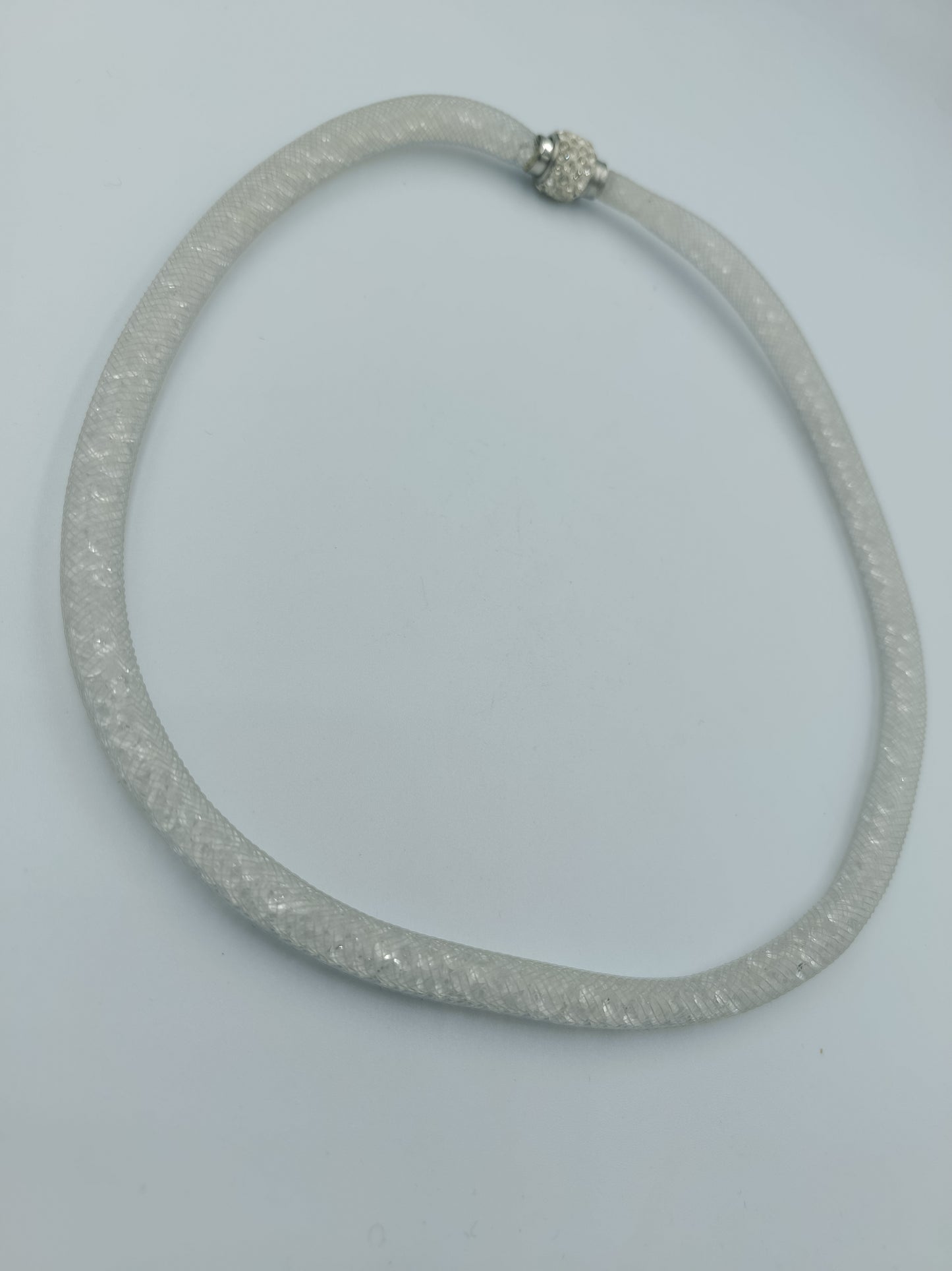 Glitzernde Mesh-Halskette in Weiß mit Strass-Magnetverschluss