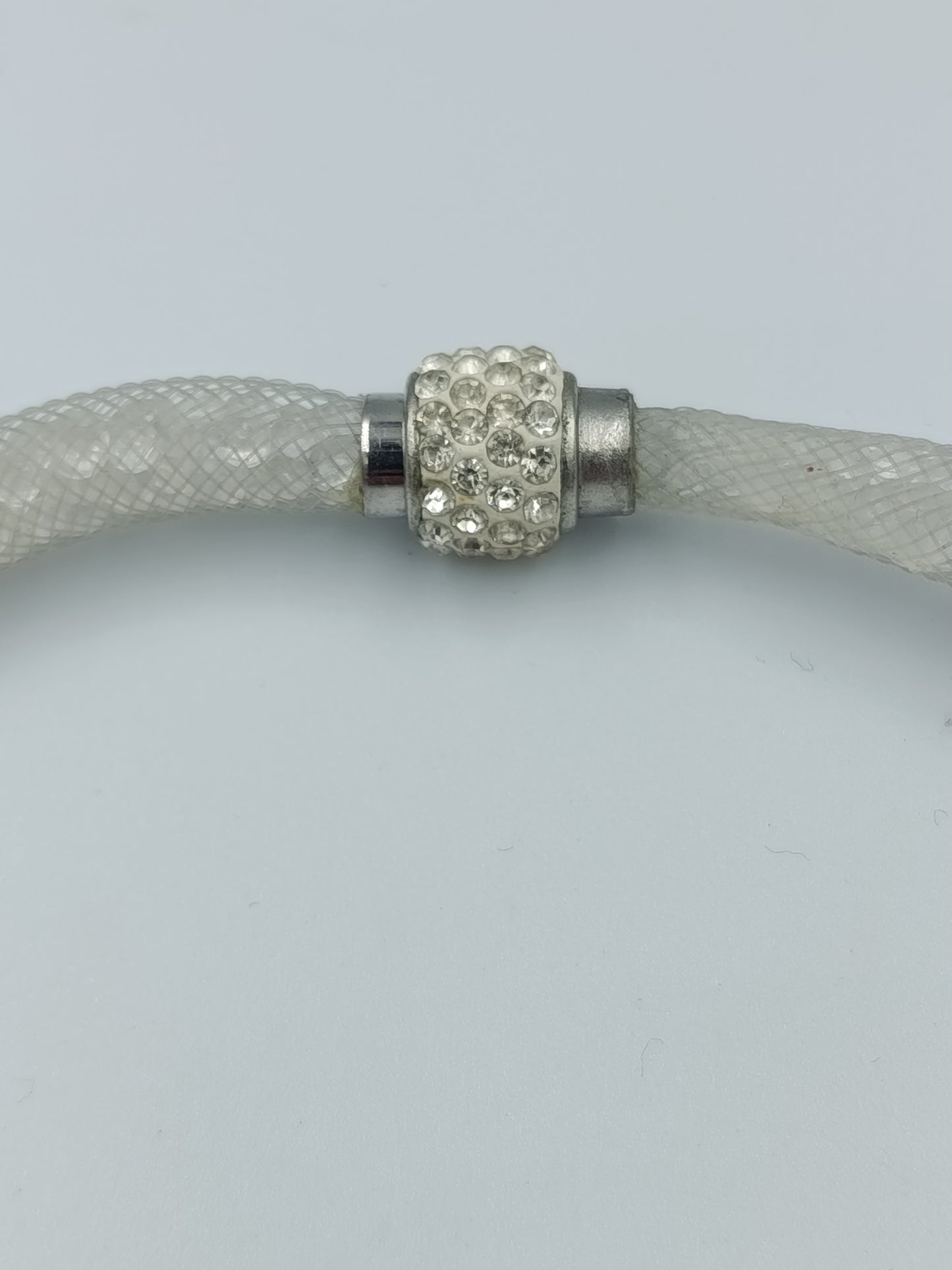 Glitzernde Mesh-Halskette in Weiß mit Strass-Magnetverschluss