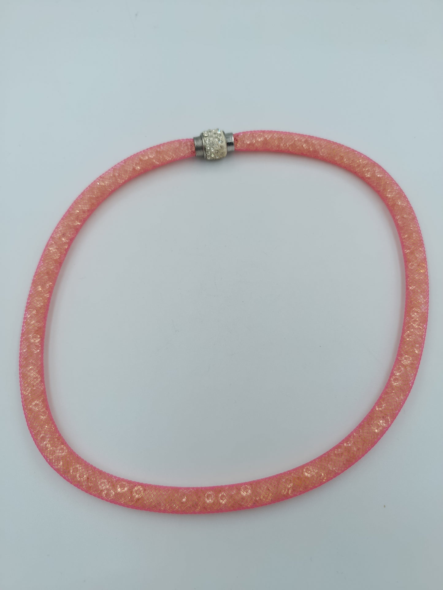 Glitzernde Mesh-Halskette in Pink mit Strass-Magnetverschluss