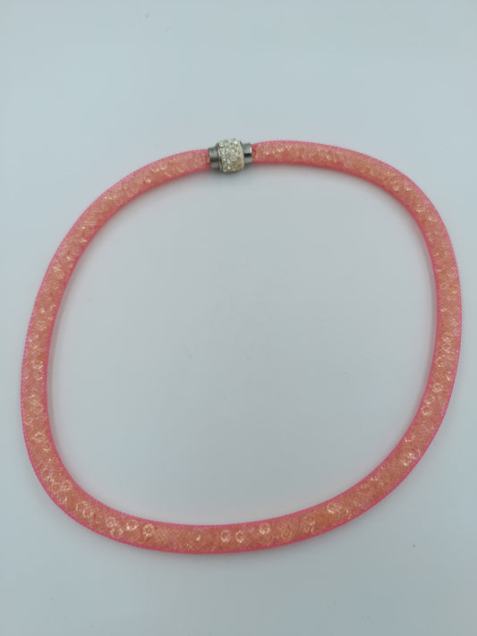 Glitzernde Mesh-Halskette in Pink mit Strass-Magnetverschluss