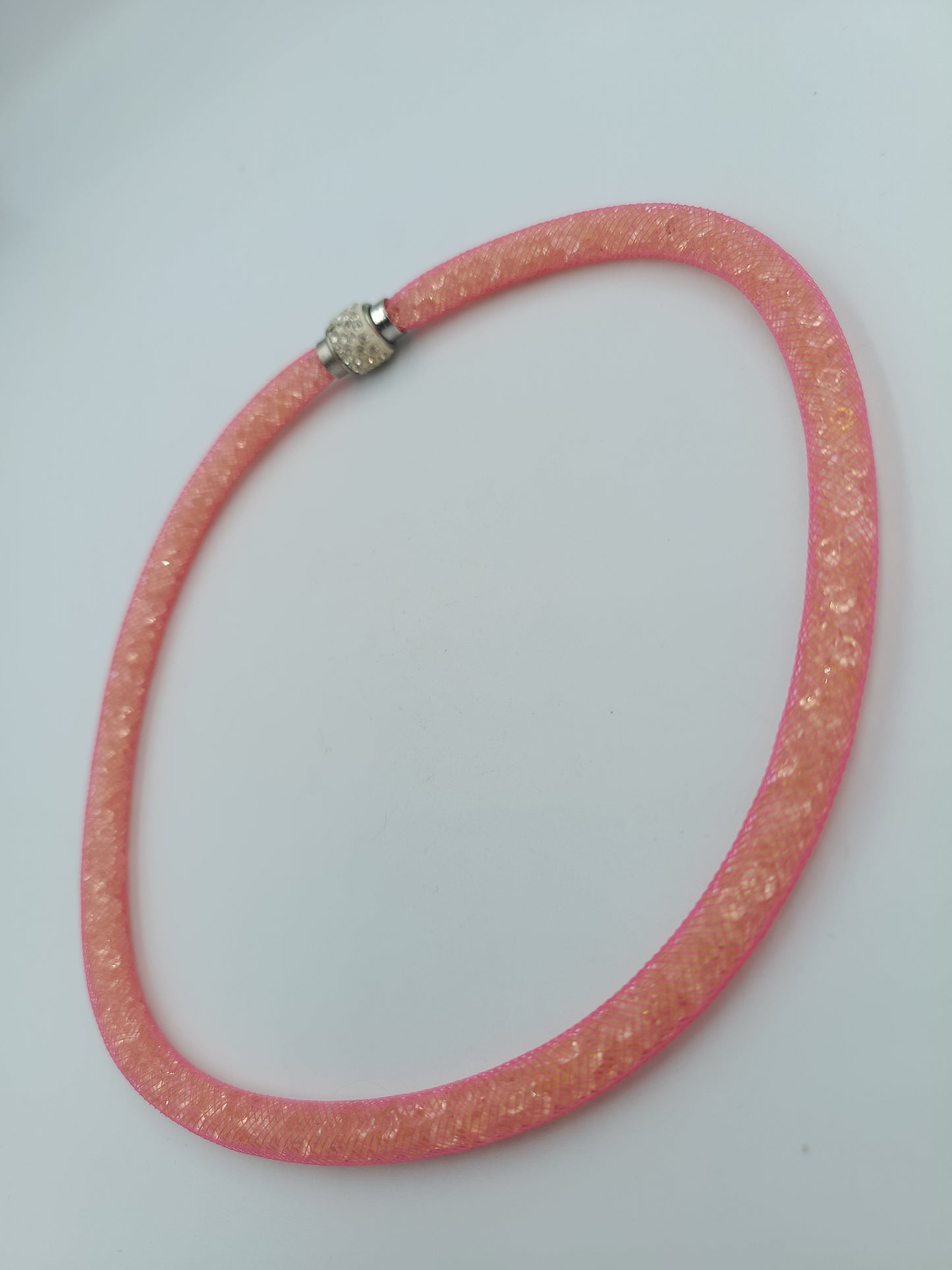 Glitzernde Mesh-Halskette in Pink mit Strass-Magnetverschluss