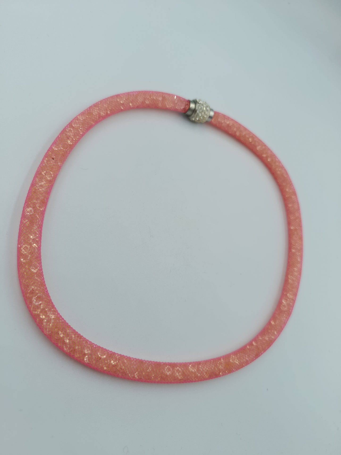 Glitzernde Mesh-Halskette in Pink mit Strass-Magnetverschluss