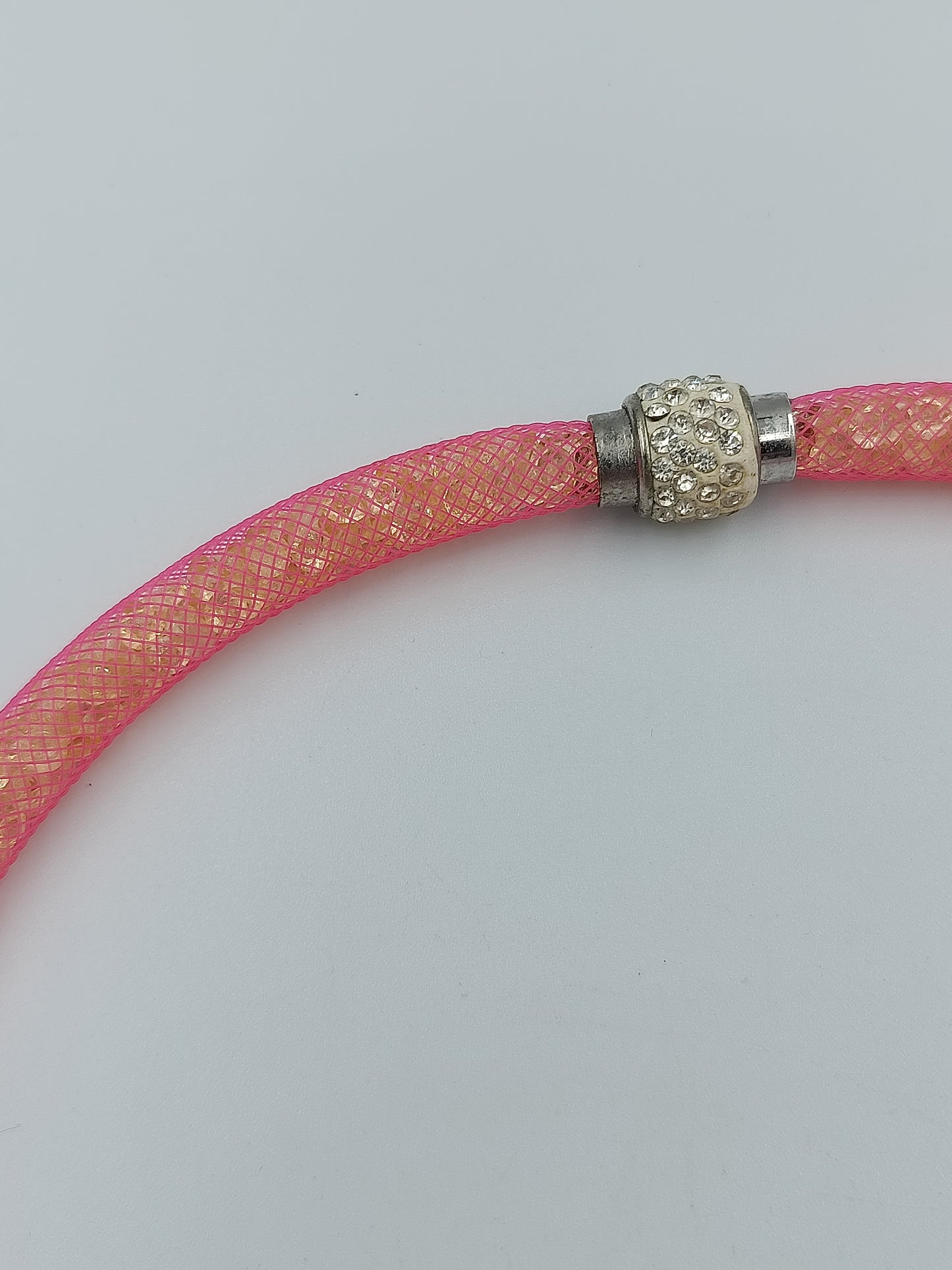 Glitzernde Mesh-Halskette in Pink mit Strass-Magnetverschluss