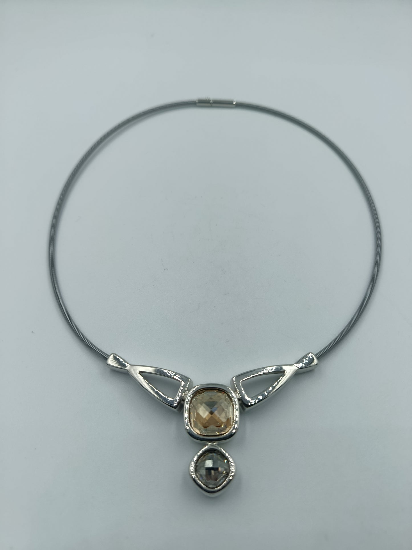 Elegante Edelstahl-Halskette mit Kristallanhänger