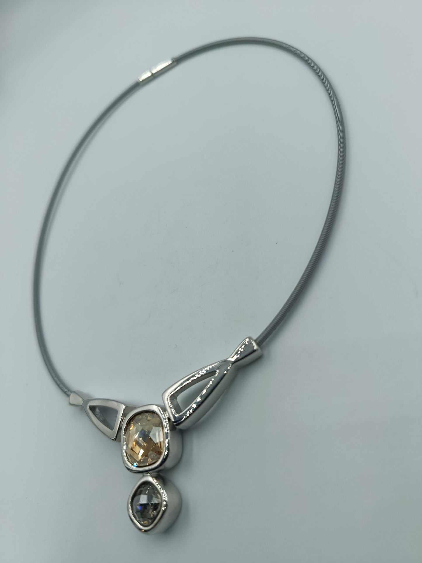 Elegante Edelstahl-Halskette mit Kristallanhänger