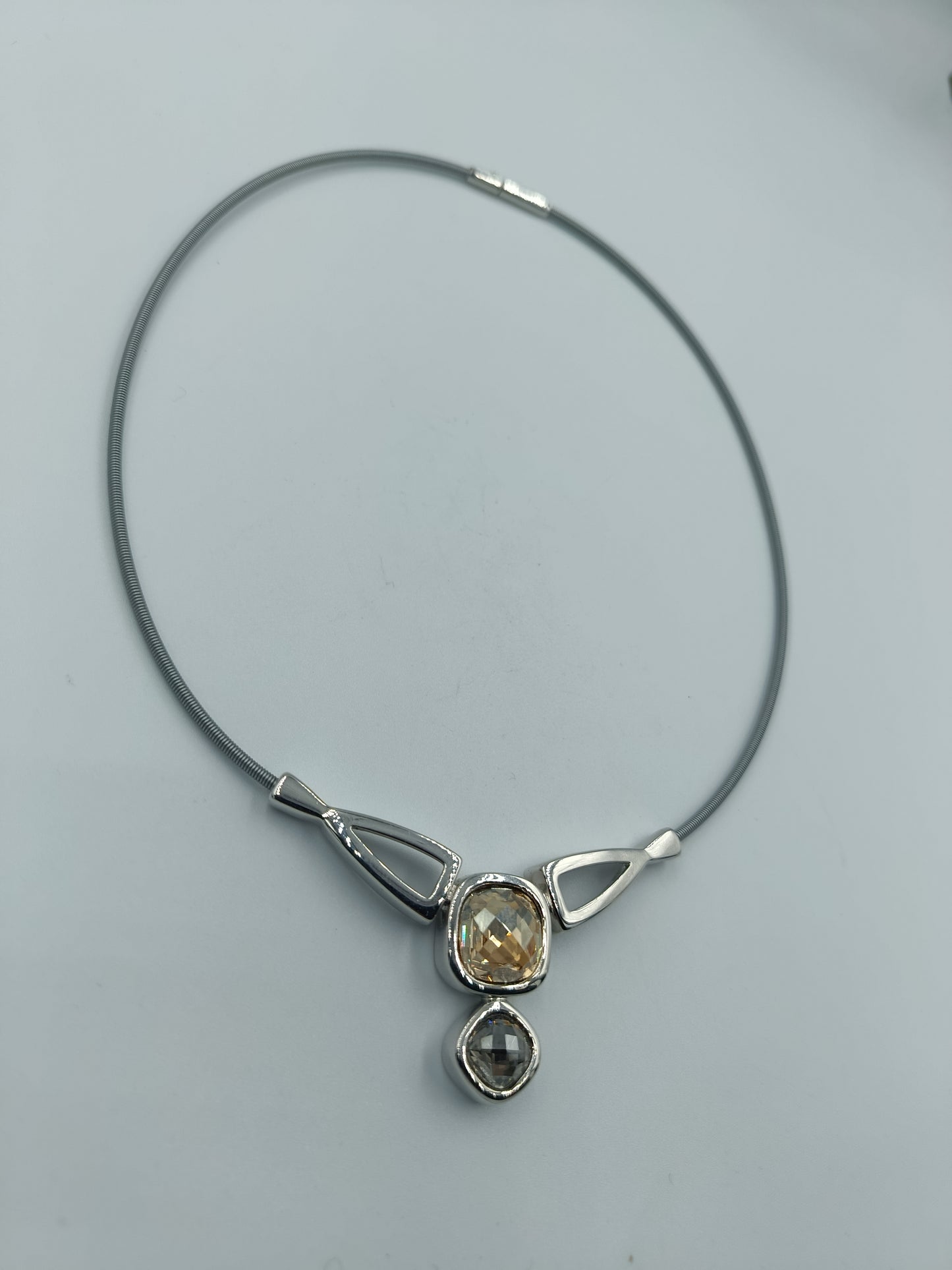 Elegante Edelstahl-Halskette mit Kristallanhänger