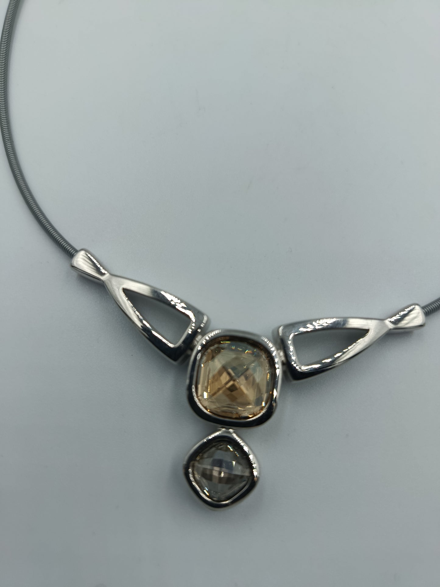 Elegante Edelstahl-Halskette mit Kristallanhänger